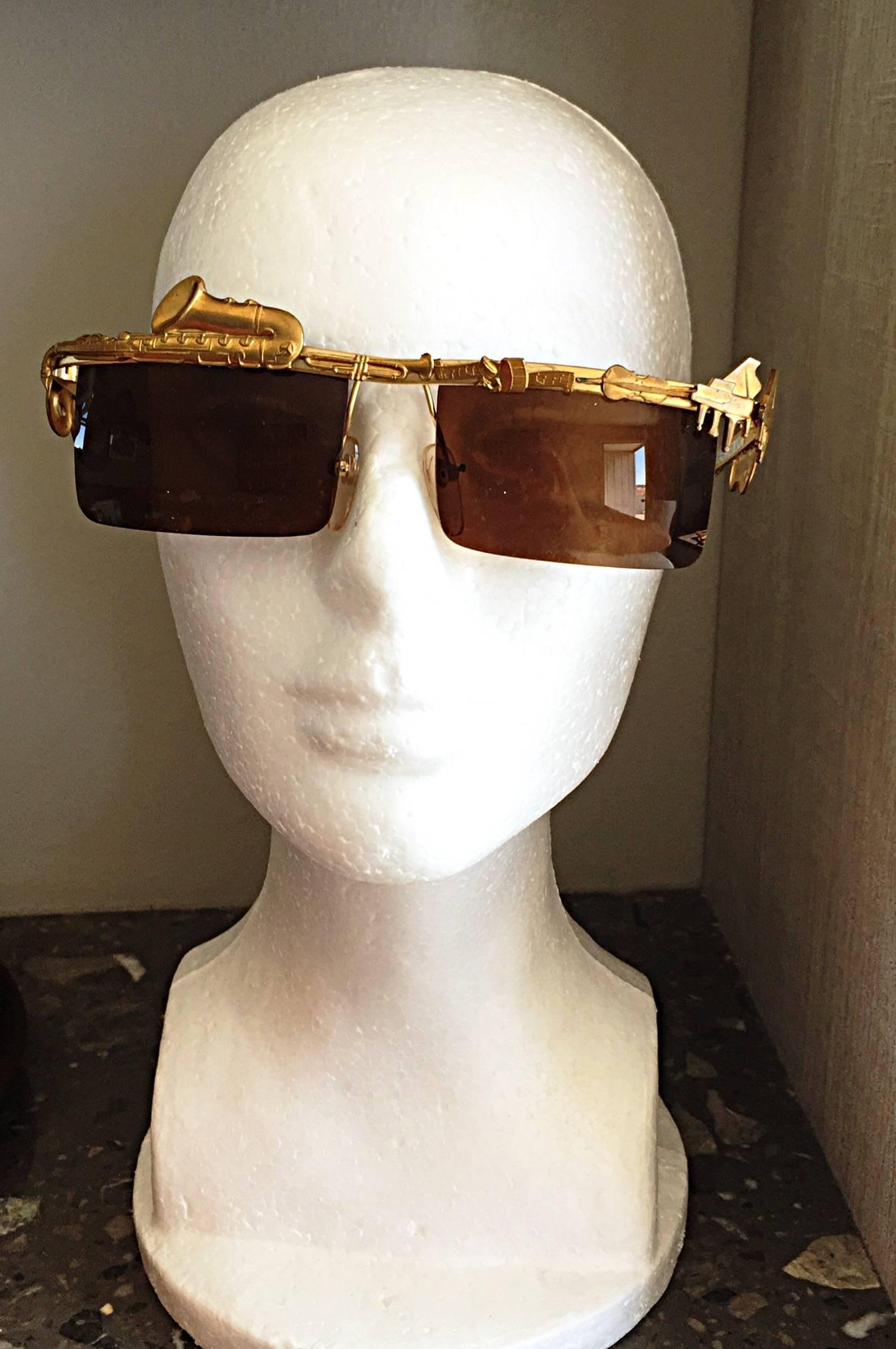 Rare Vintage Mercura Novelty ' Pianos + Horns + Music Notes ' Unisex Sunglasses In Excellent Condition In San Diego, CA