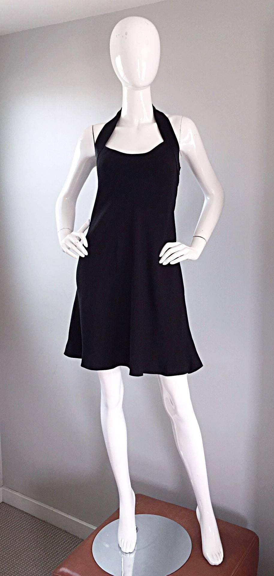 Incredibile, raro e super iconico vestitino nero vintage anni '90 Moschino Cheap and Chic, con un elegante segno di pace ritagliato sul retro! Vestibilità da babydoll che si adatta a molte forme e taglie. Segno di pace ritagliato con finiture in