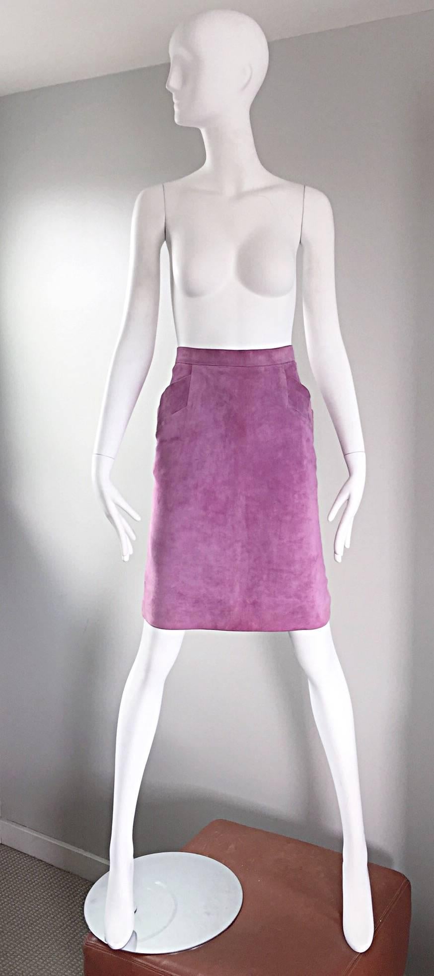 Incredible vintage YVES SAINT LAURENT 'RIVE GAUCHE' light purple calf 1970s / 70s leather/suede high waisted pencil skirt! Flattering Bodycon fit, with two pockets at each side of the waist. Hidden metal zipper up the side, with button closure.