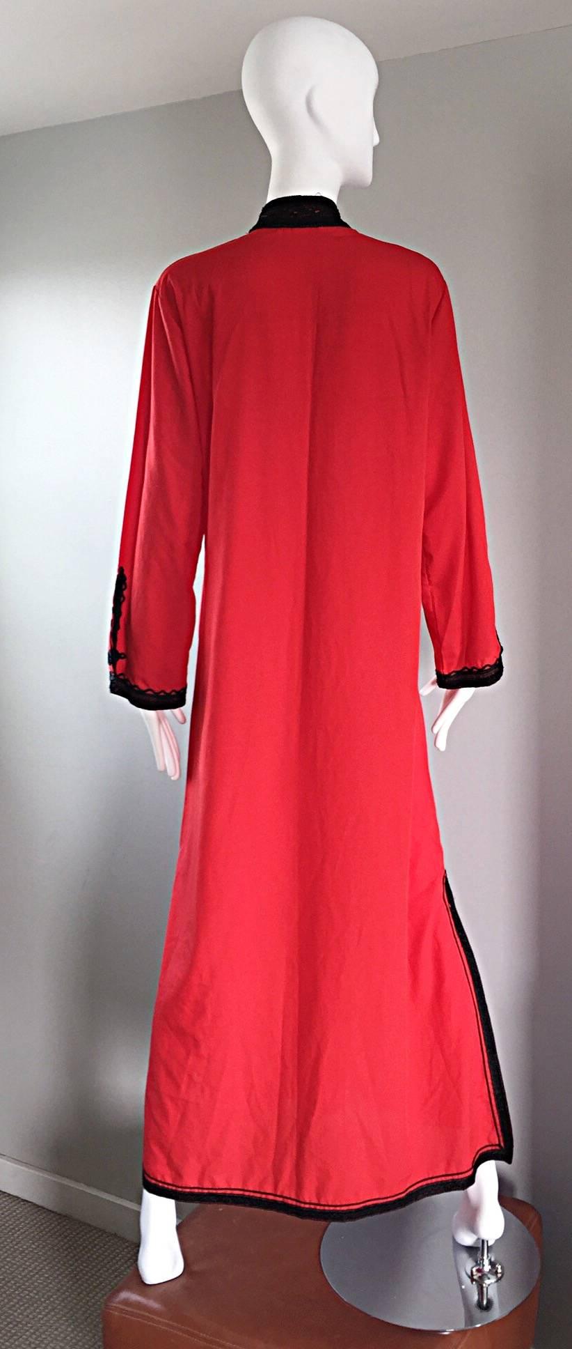 Vintage Neiman Marcus 1970s Red and Black Asian Inspired 70s Caftan Maxi Dress In Excellent Condition For Sale In San Diego, CA