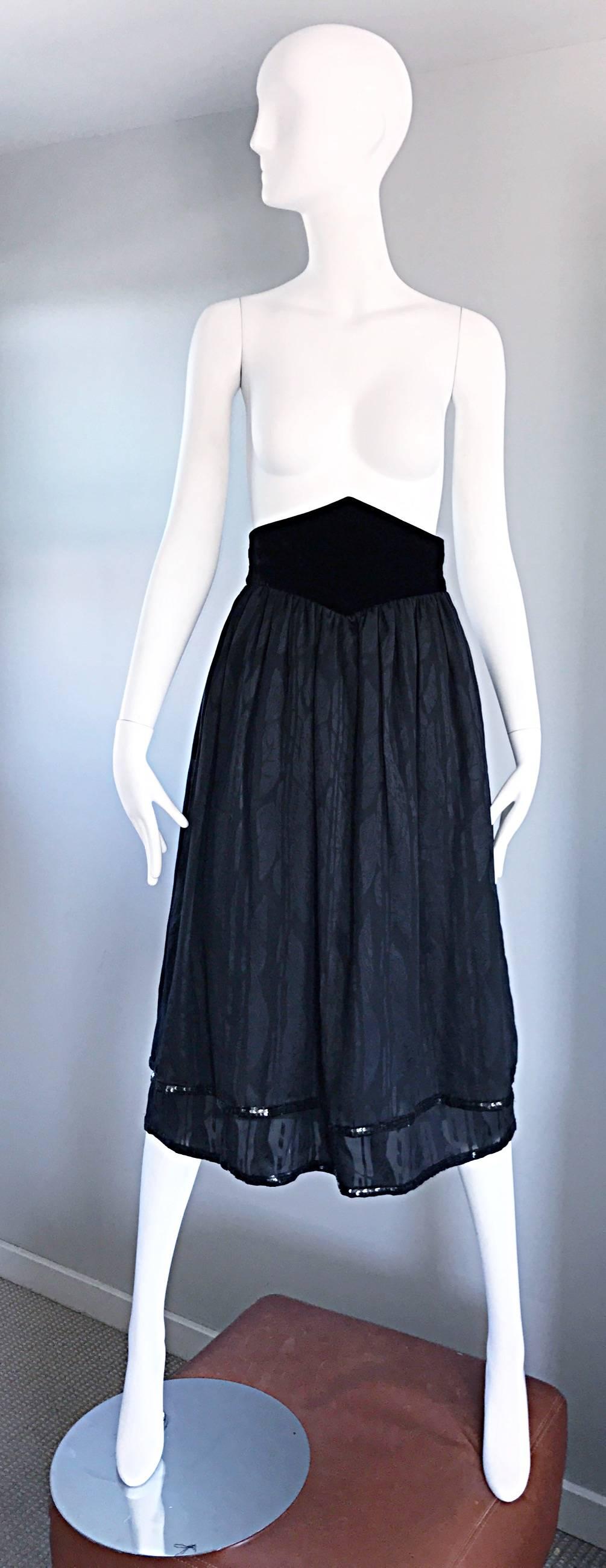 Valentino Beautiful Vintage Black Silk Chiffon ' Leaf ' Motif Sequin Skirt In Excellent Condition For Sale In San Diego, CA