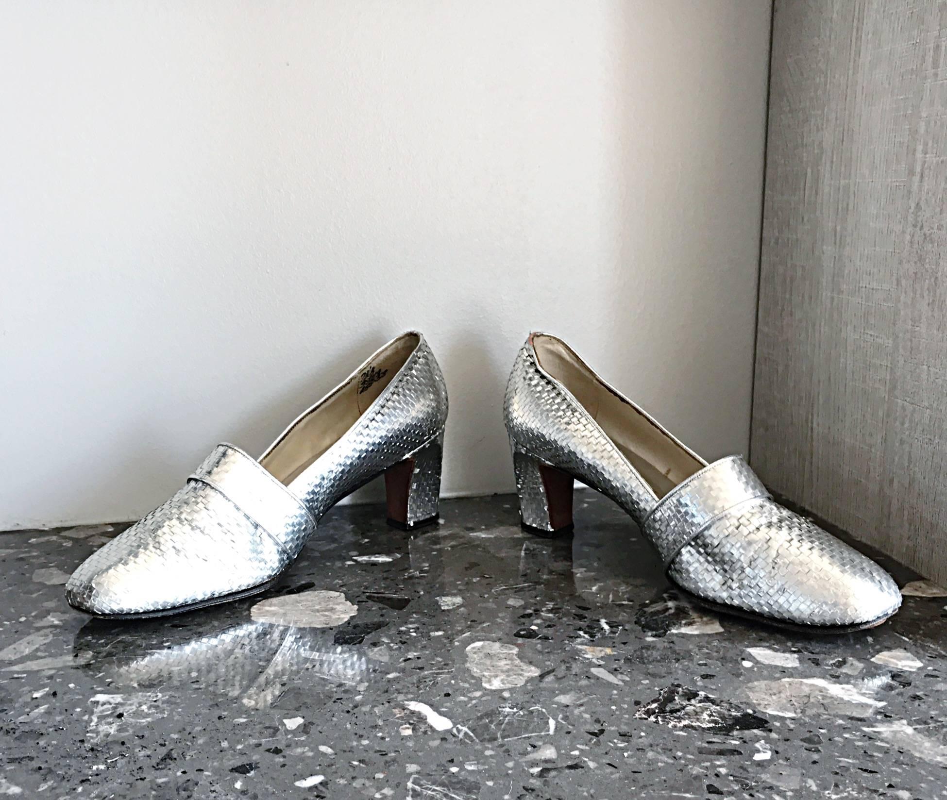 1960s HERBERT LEVINE Silver Woven Leather Size 7.5 Mod Mid Heel Loafer Heels 60s In Excellent Condition For Sale In San Diego, CA