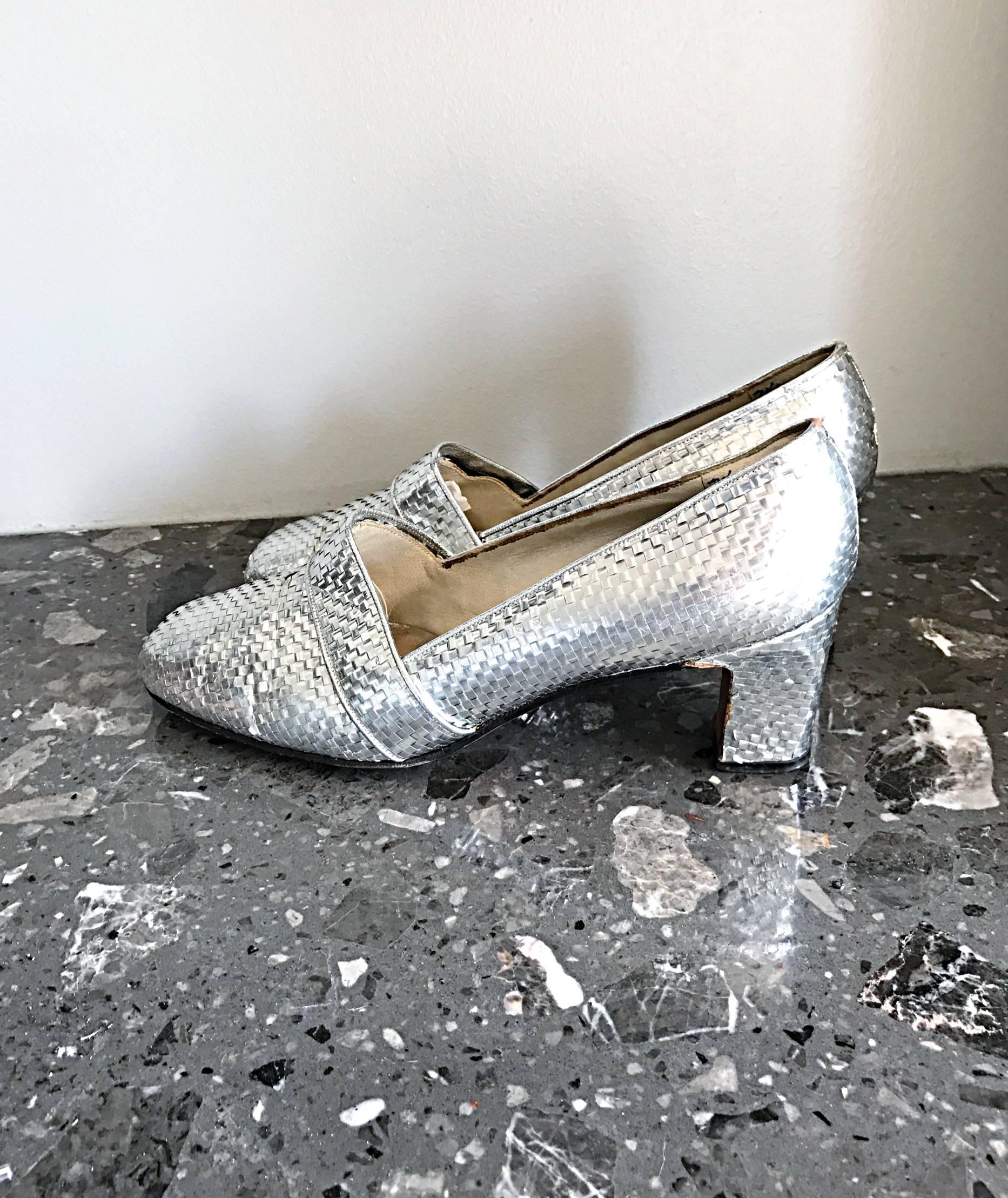 1960s HERBERT LEVINE Silver Woven Leather Size 7.5 Mod Mid Heel Loafer Heels 60s For Sale 1