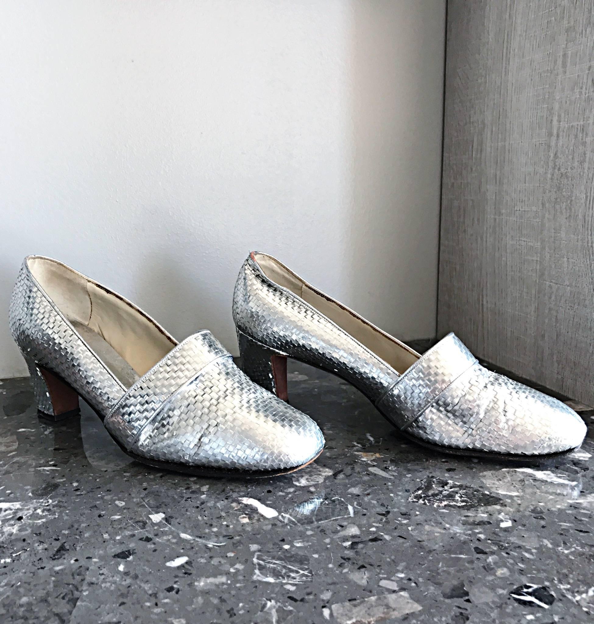 1960s HERBERT LEVINE Silver Woven Leather Size 7.5 Mod Mid Heel Loafer Heels 60s For Sale 2