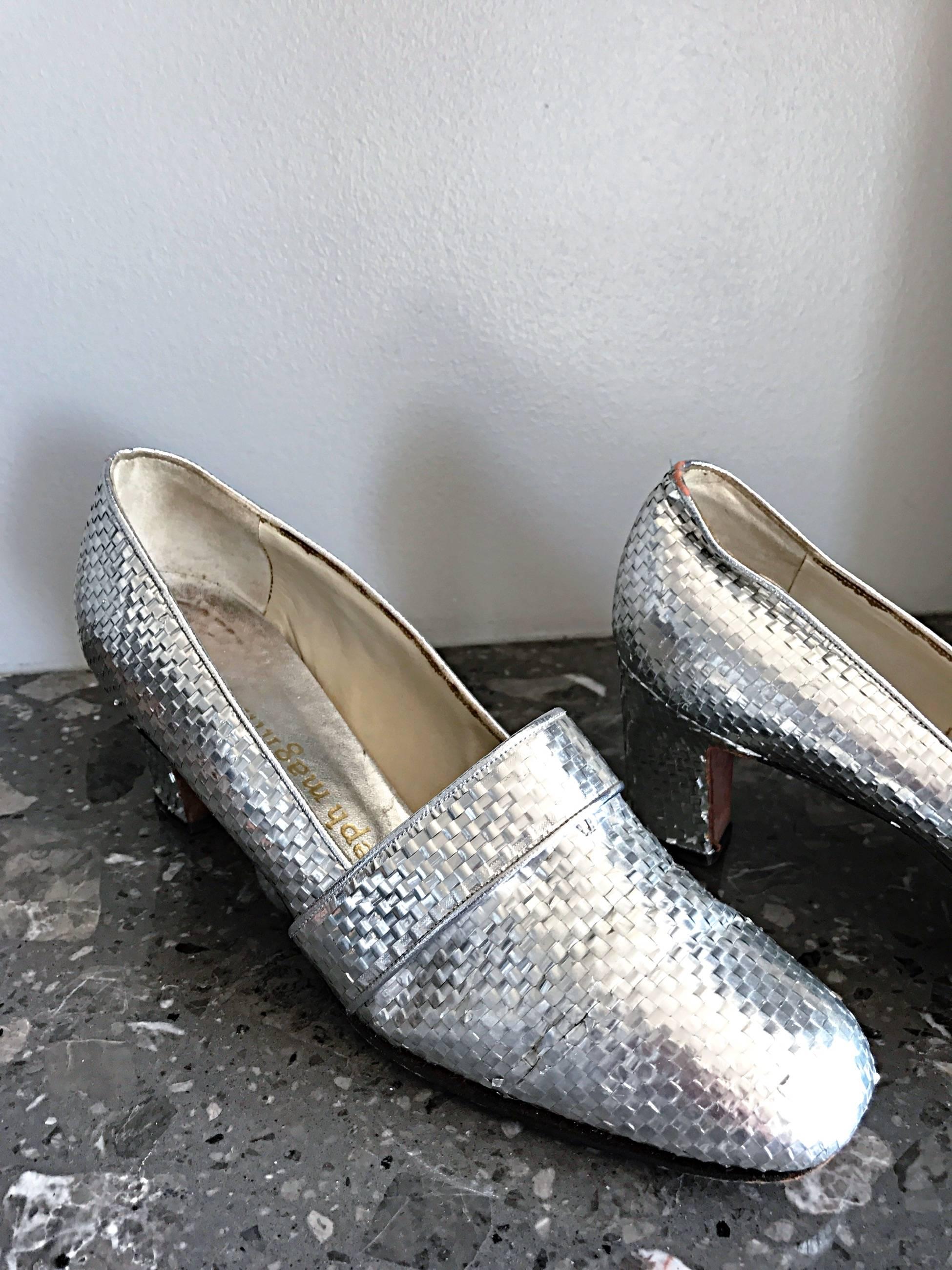 1960s HERBERT LEVINE Silver Woven Leather Size 7.5 Mod Mid Heel Loafer Heels 60s For Sale 3