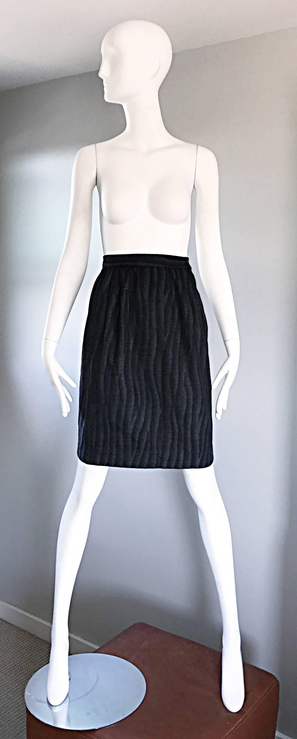 Incroyable jupe 3-D vintage VALENTINO des années 80 en laine grise et noire à taille haute avec illusion d'optique ! Impression et coupe incroyablement flatteuses. Fermeture éclair cachée sur le côté, avec fermeture à bouton. Entièrement doublé. En