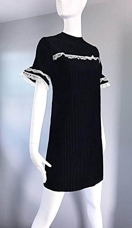 1960s Black and White Chic Velvet and Lace Vintage A - Line Shift 60s Dress In Excellent Condition For Sale In San Diego, CA