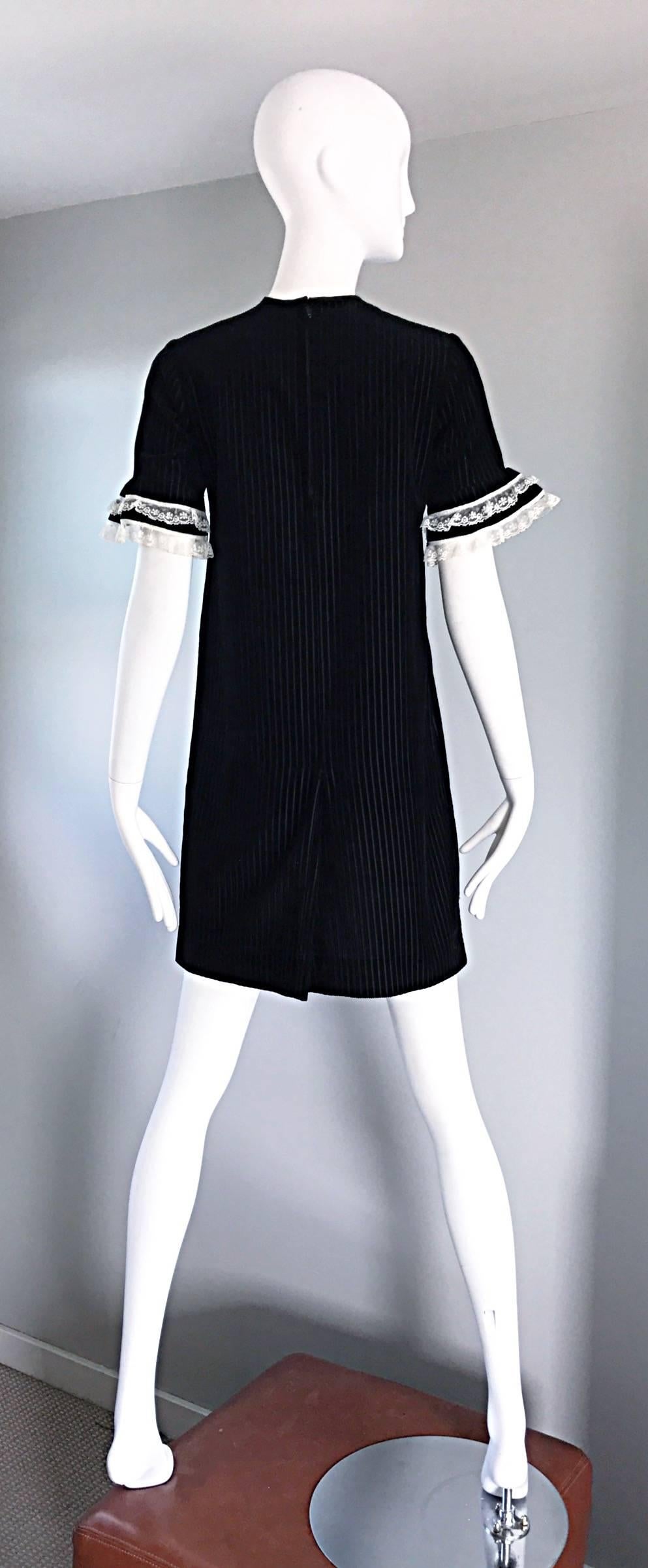 1960er Schwarz und Weiß Chic Samt und Spitze Vintage A - Linie Shift 60er Jahre Kleid im Zustand „Hervorragend“ im Angebot in San Diego, CA