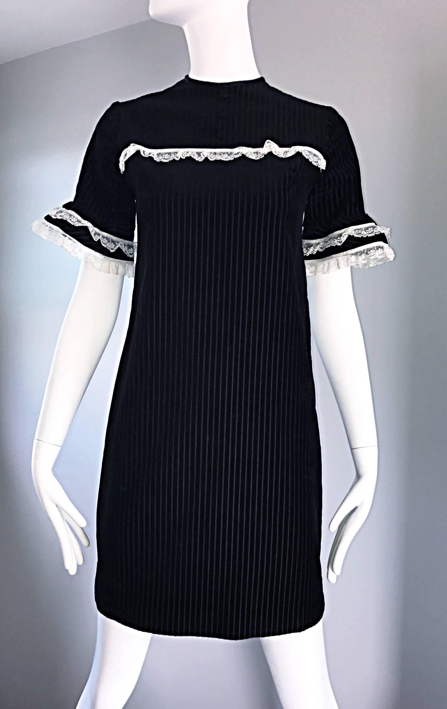 1960er Schwarz und Weiß Chic Samt und Spitze Vintage A - Linie Shift 60er Jahre Kleid Damen im Angebot