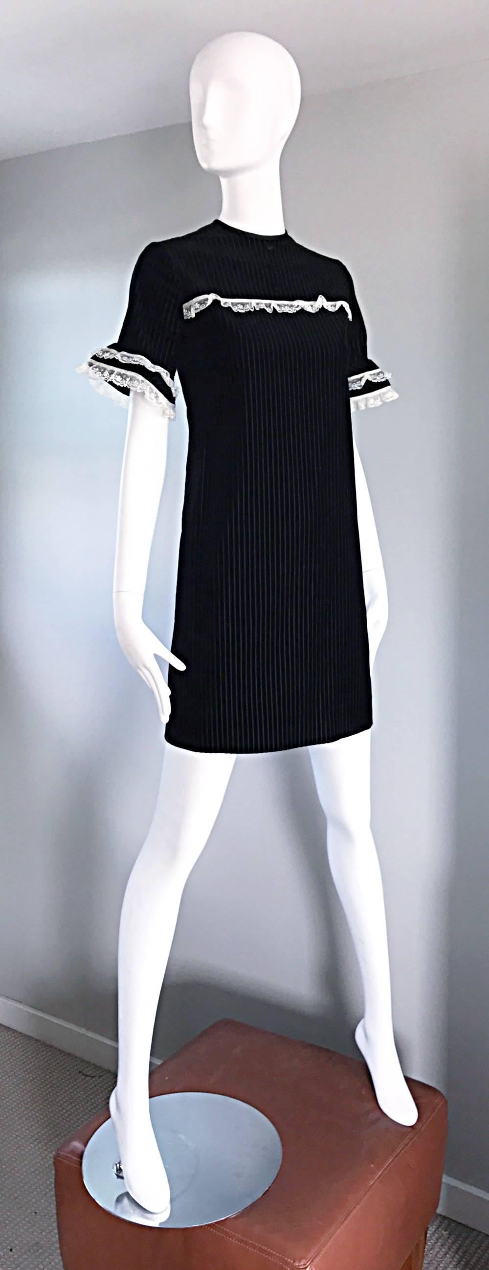 1960er Schwarz und Weiß Chic Samt und Spitze Vintage A - Linie Shift 60er Jahre Kleid im Angebot 1
