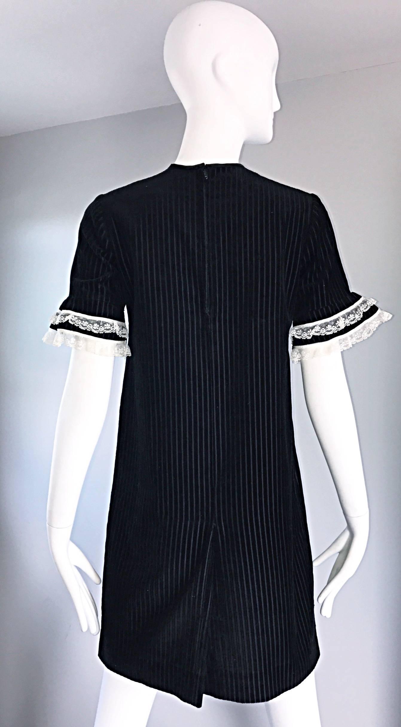 Women's 1960s Black and White Chic Velvet and Lace Vintage A - Line Shift 60s Dress For Sale