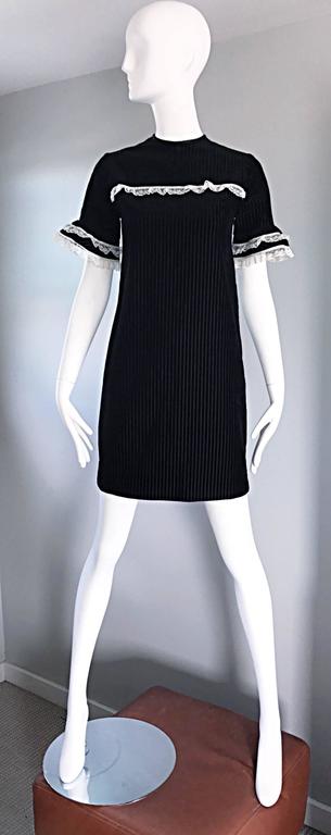 1960s Black and White Chic Velvet and Lace Vintage A - Line Shift 60s Dress For Sale 4