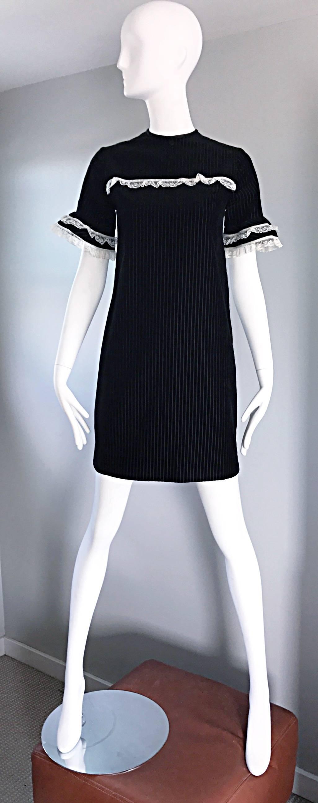 1960s Black and White Chic Velvet and Lace Vintage A - Line Shift 60s Dress For Sale 1