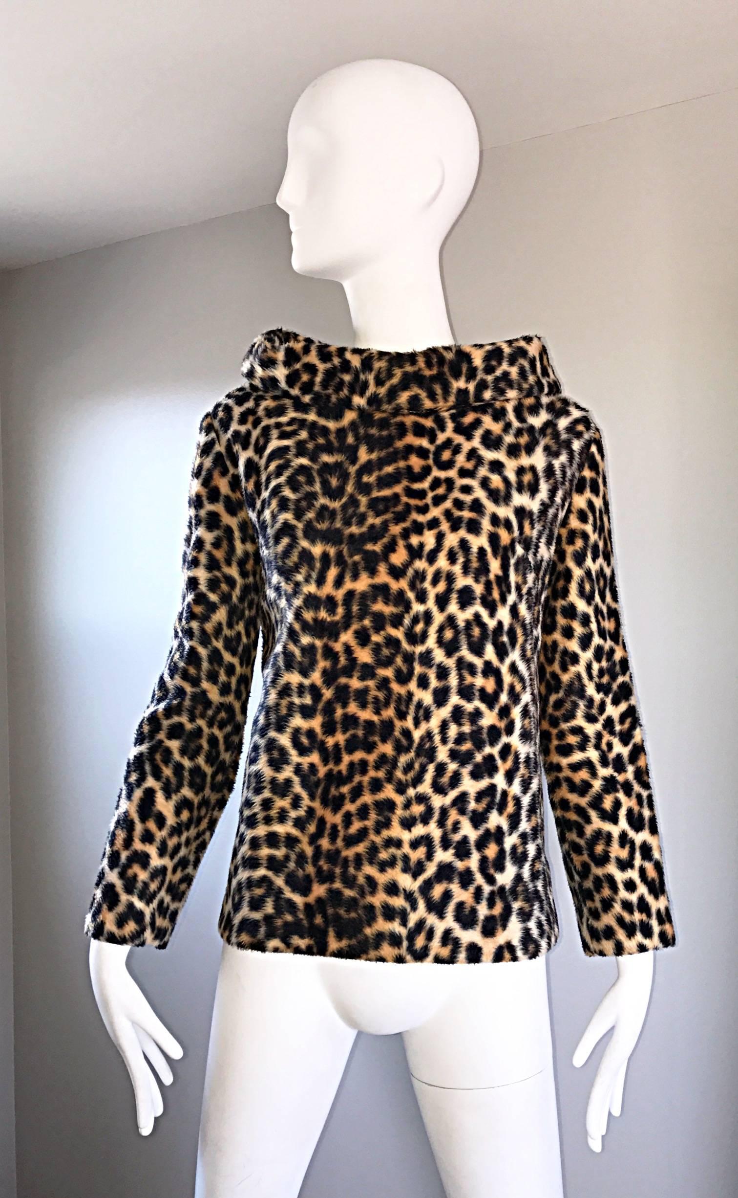 Chic vintage 1960s Jackie O style faux fur leopard / cheetah print long sleeve sweater / blouse! Super soft faux fur. Jackie-O style collar. Trapeze fit, with a fitted bust and slightly flared body. Full metal zipper up the back with hook-and-eye