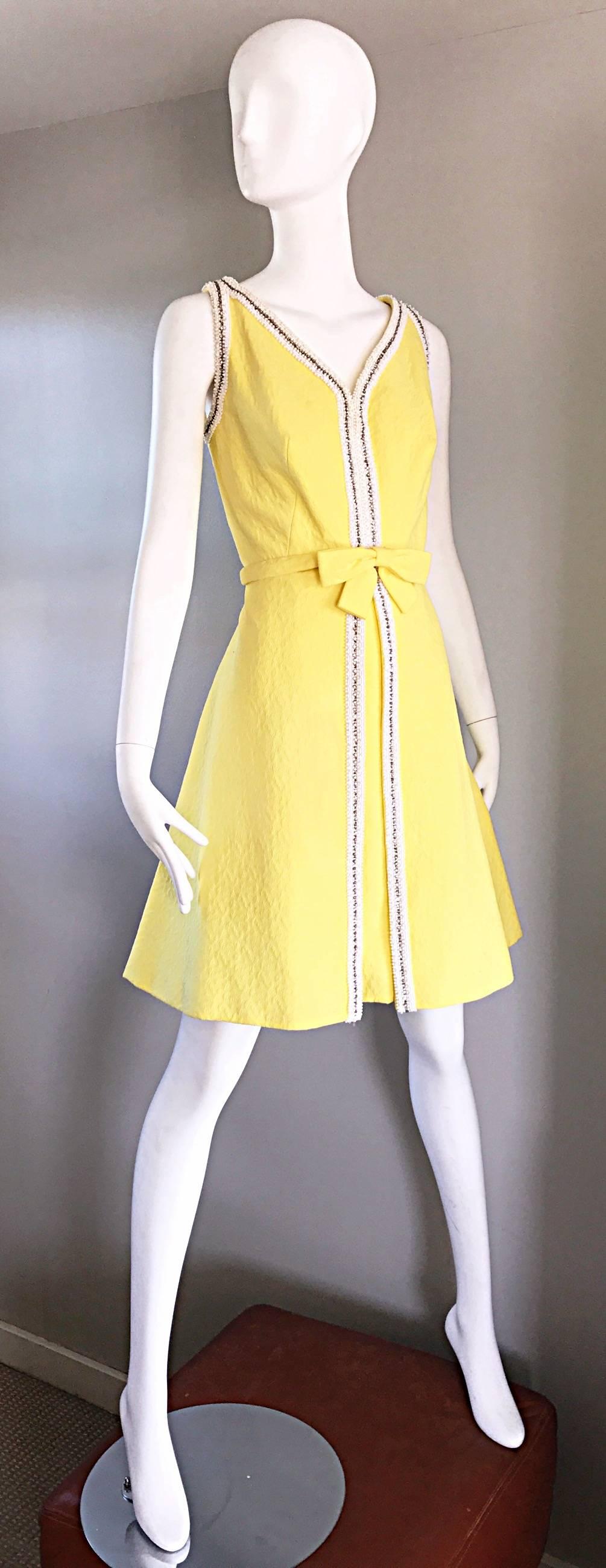 Chic 1960s Seaton Enterprises Ltd. Vintage Large Size Yellow 60s A Line Dress In Excellent Condition For Sale In San Diego, CA