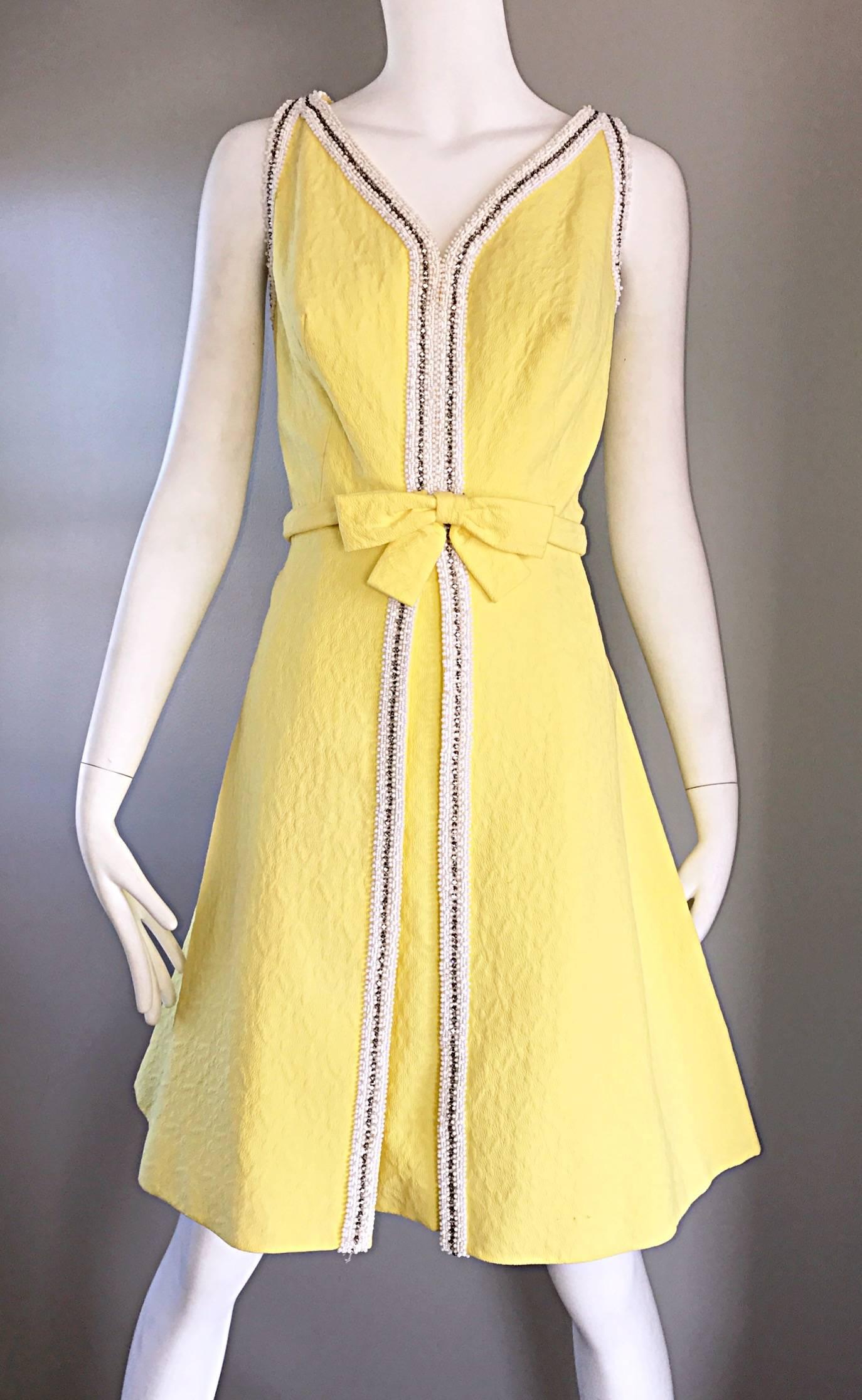 Chic 1960s Seaton Enterprises Ltd. Vintage Large Size Yellow 60s A Line Dress For Sale 2