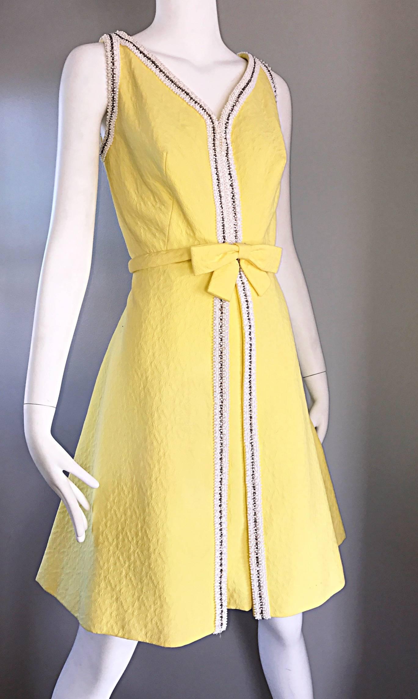Chic 1960s Seaton Enterprises Ltd. Vintage Large Size Yellow 60s A Line Dress For Sale 3