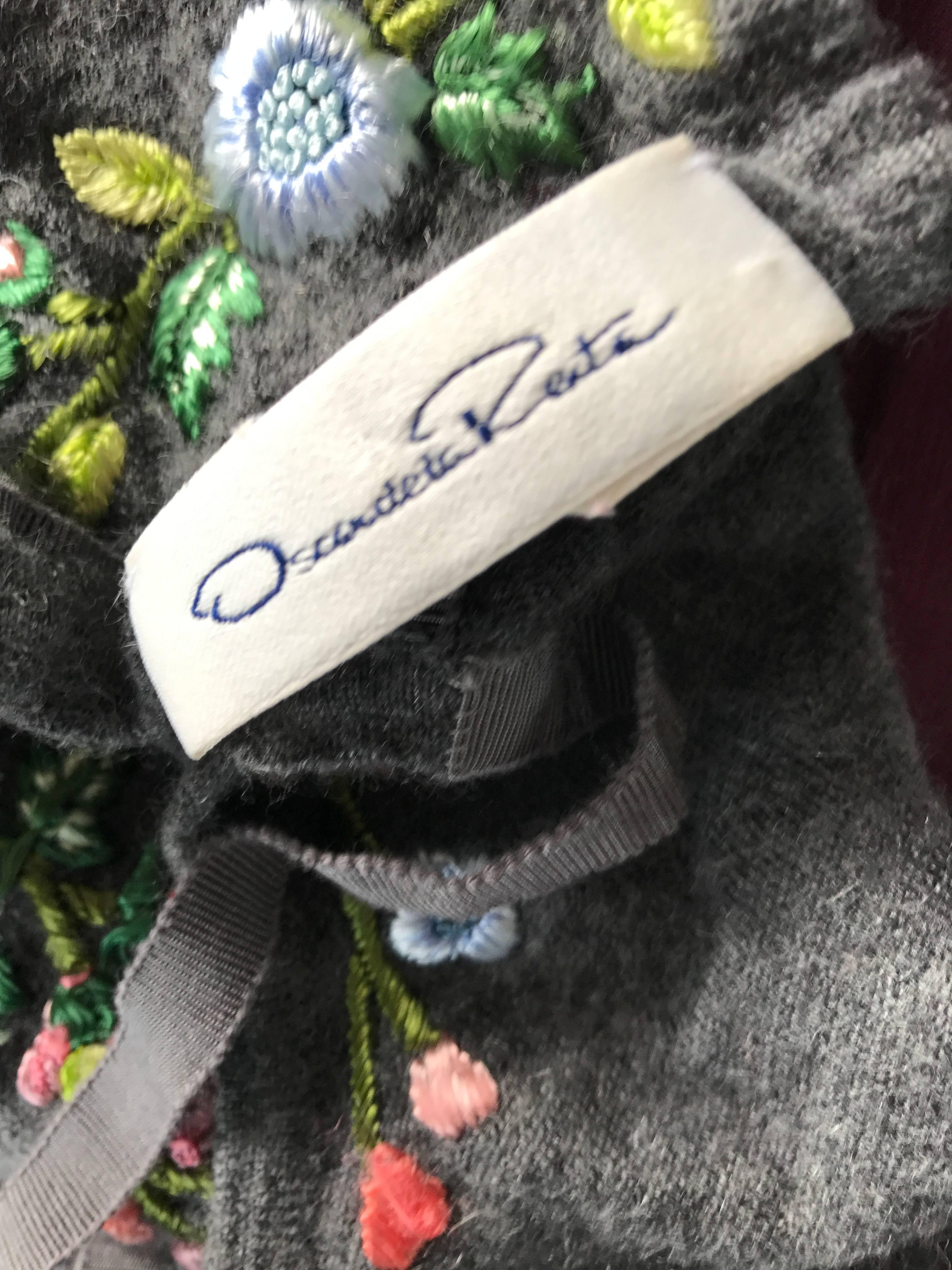 Vintage Oscar de la Renta Grey Cashmere Sleeveless Embroidered Crop Sweater Top For Sale 2