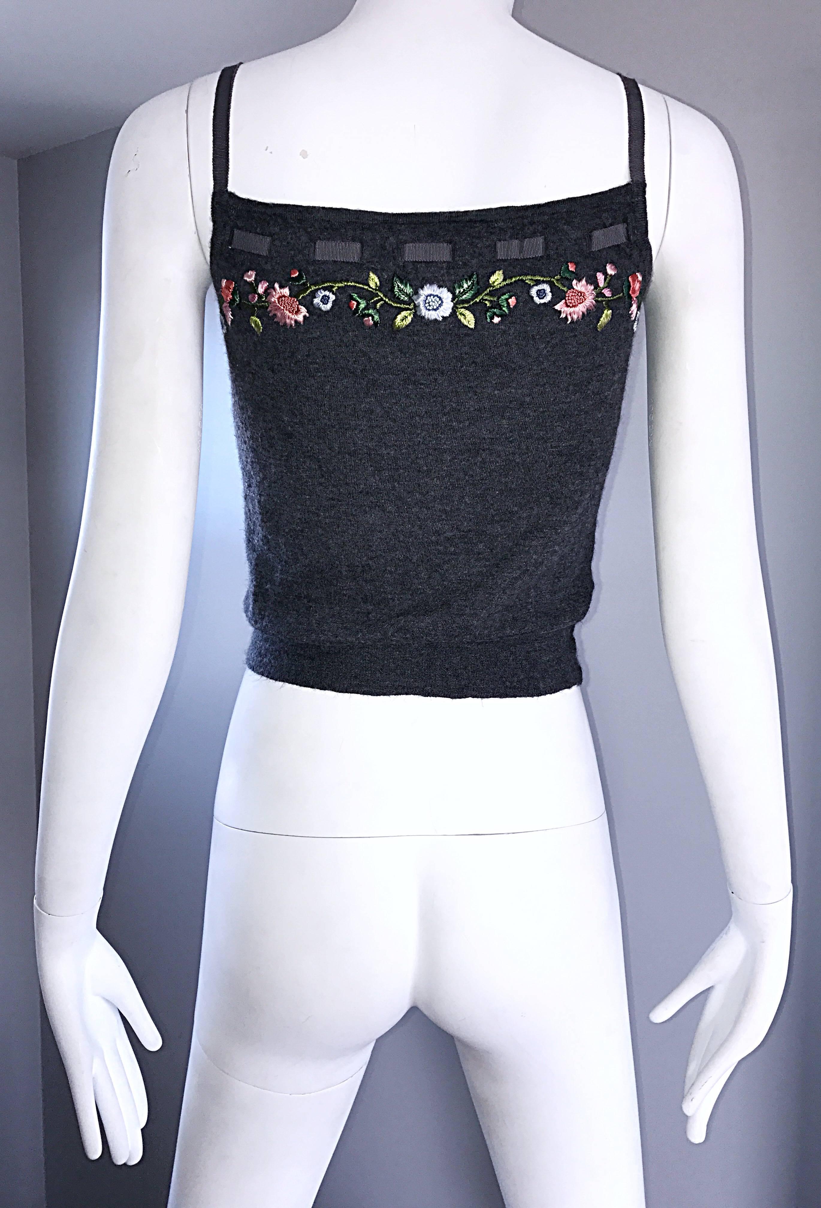 Vintage Oscar de la Renta Grey Cashmere Sleeveless Embroidered Crop Sweater Top In Excellent Condition For Sale In San Diego, CA