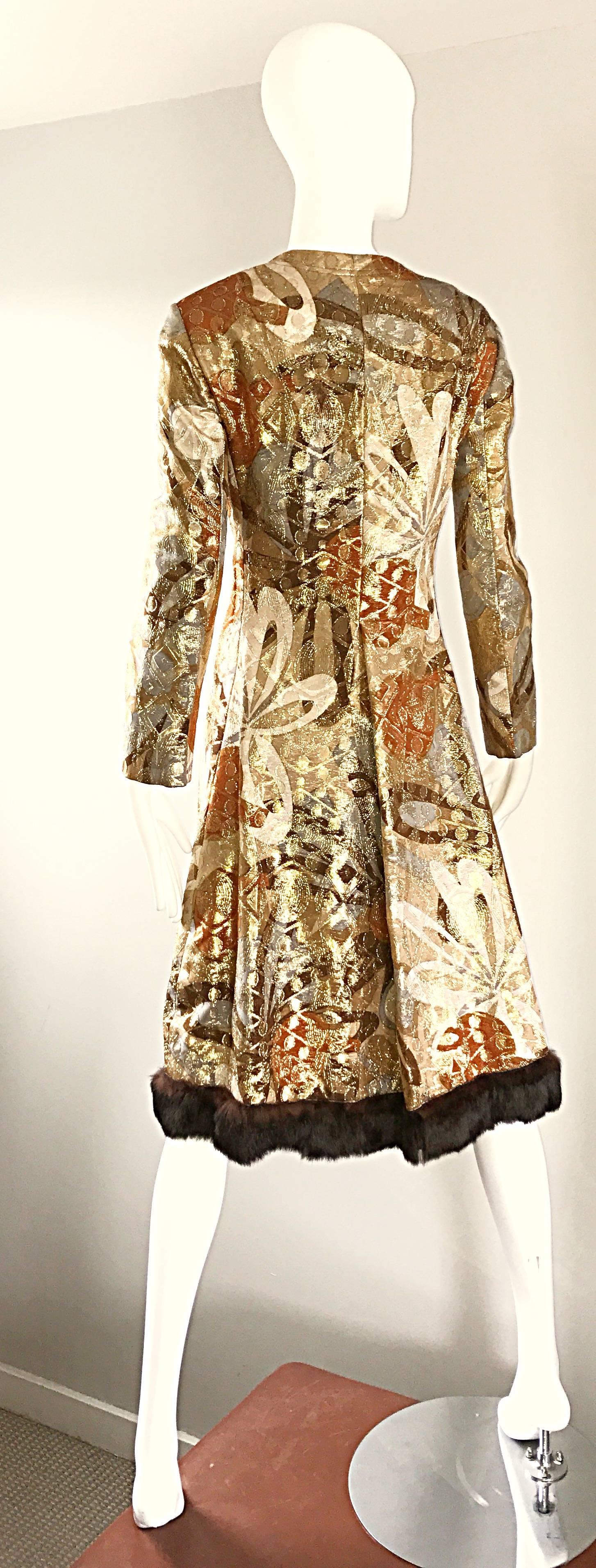Bill Blass 1960er Jahre Vintage Seide Metallic 60er Jahre Nerzbesetztes Kleid Jacke Swing Mantel  Damen im Angebot