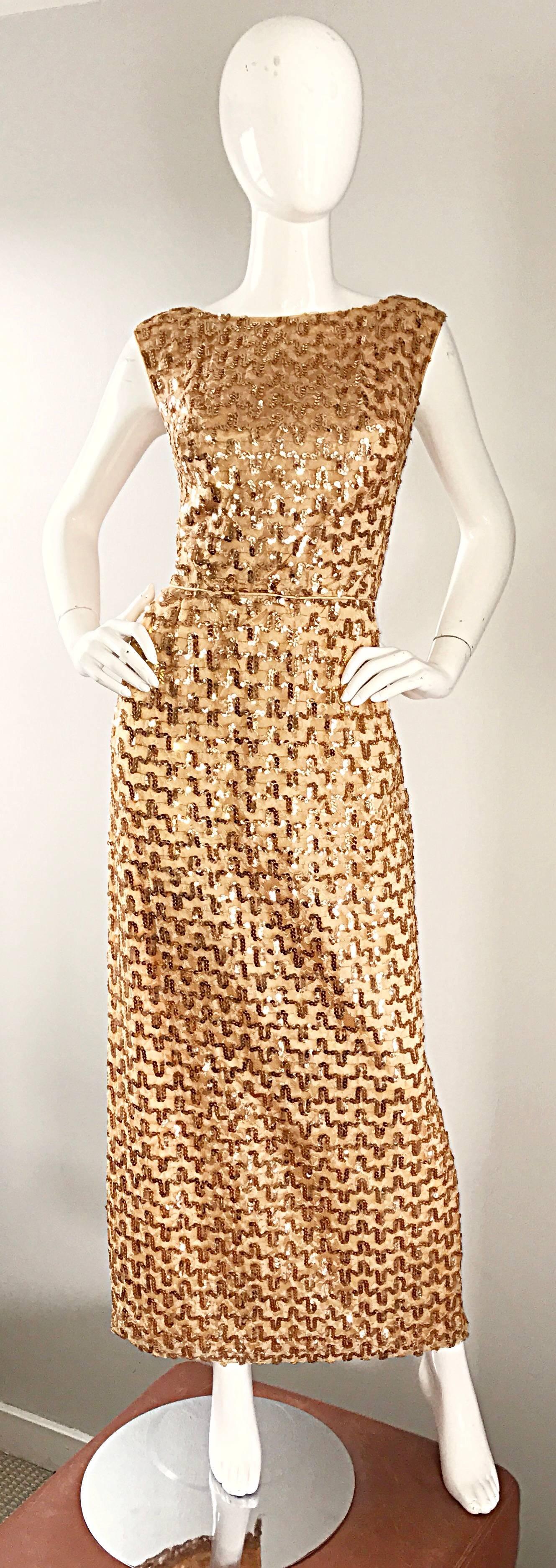 ¡Increíble vestido de noche dorado vintage de los años 60 con lentejuelas! Presenta miles de lentejuelas doradas cosidas a mano sobre encaje por toda la prenda. Corpiño entallado muy favorecedor, con falda recta de largo completo. Cremallera