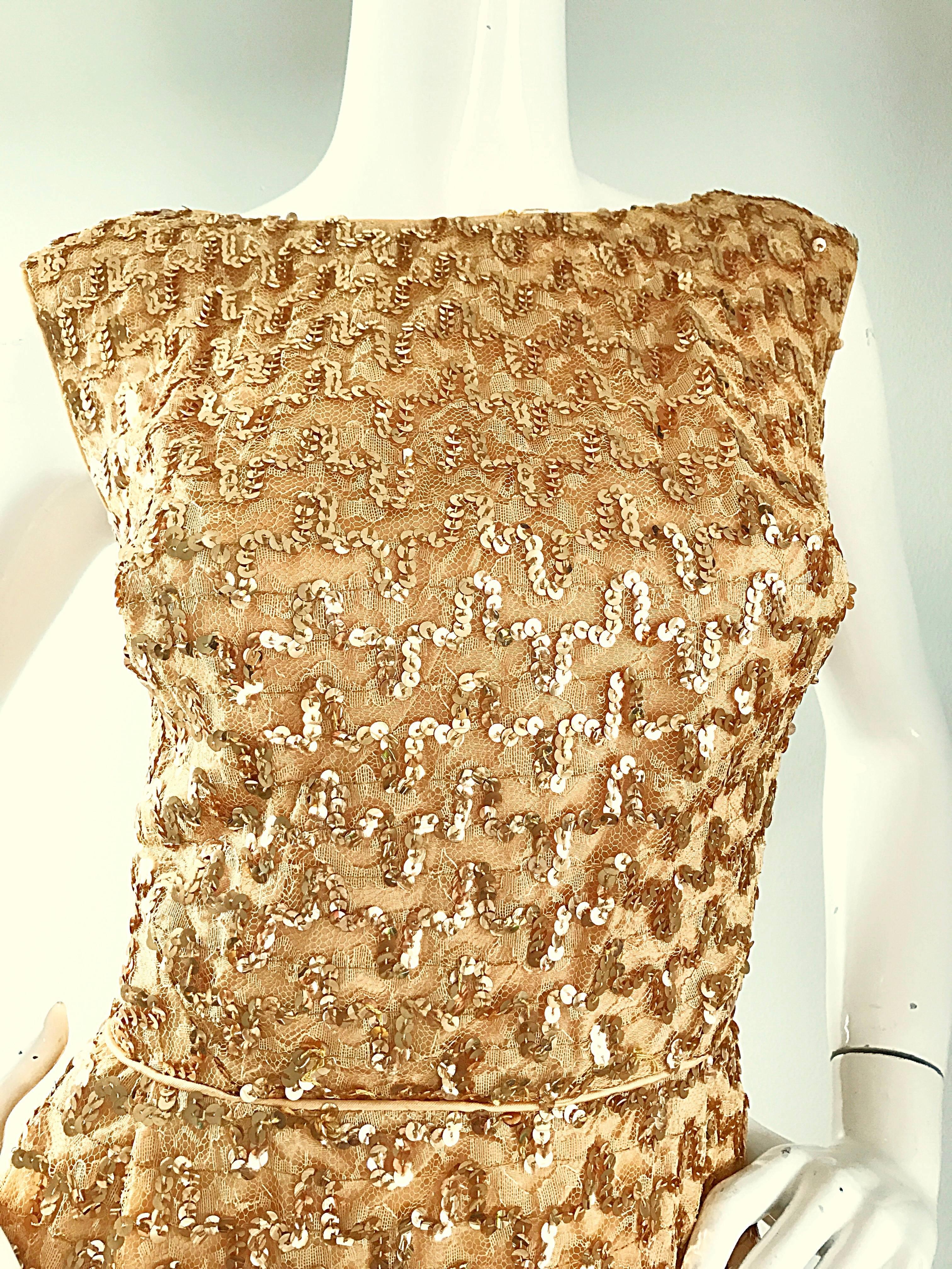 Asombroso vestido de noche de los años 60 de seda dorada vintage con lentejuelas y sin mangas Marrón en venta