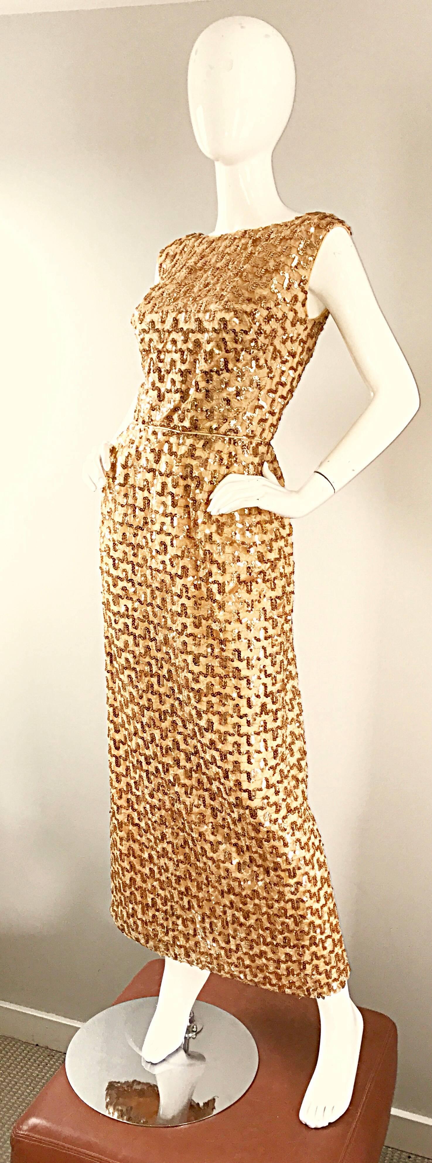 Asombroso vestido de noche de los años 60 de seda dorada vintage con lentejuelas y sin mangas en venta 2