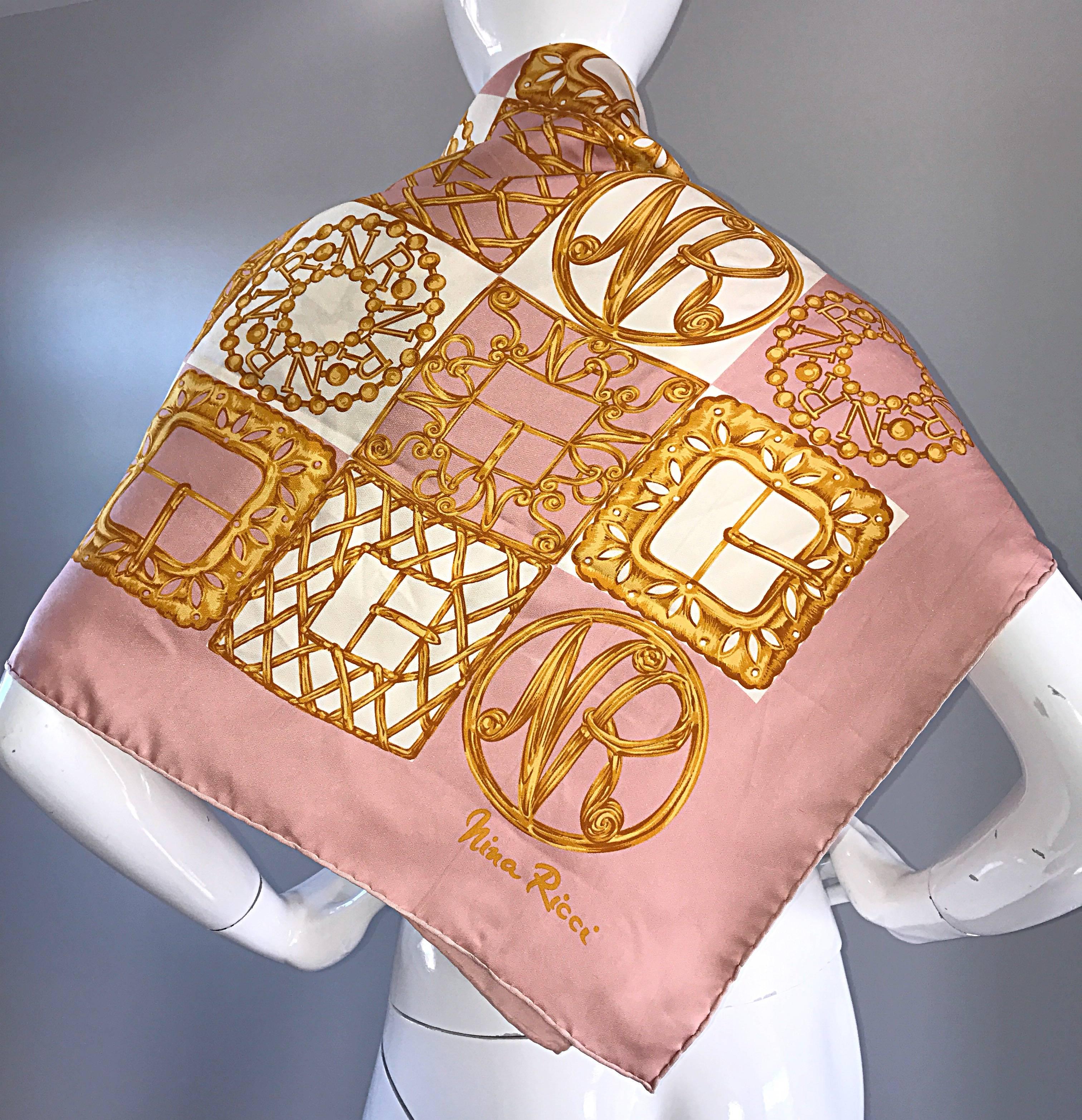 Chic 70s NINA RICCI Couture Seide gerollten Saum Jumbo-Schal oder Schal! Mit durchgehendem rosa, elfenbeinfarbenem und goldenem Signaturdruck. Goldene Schnallen, Logo, etc. Kann auf verschiedene Weise getragen werden (siehe Fotos). In tollem,