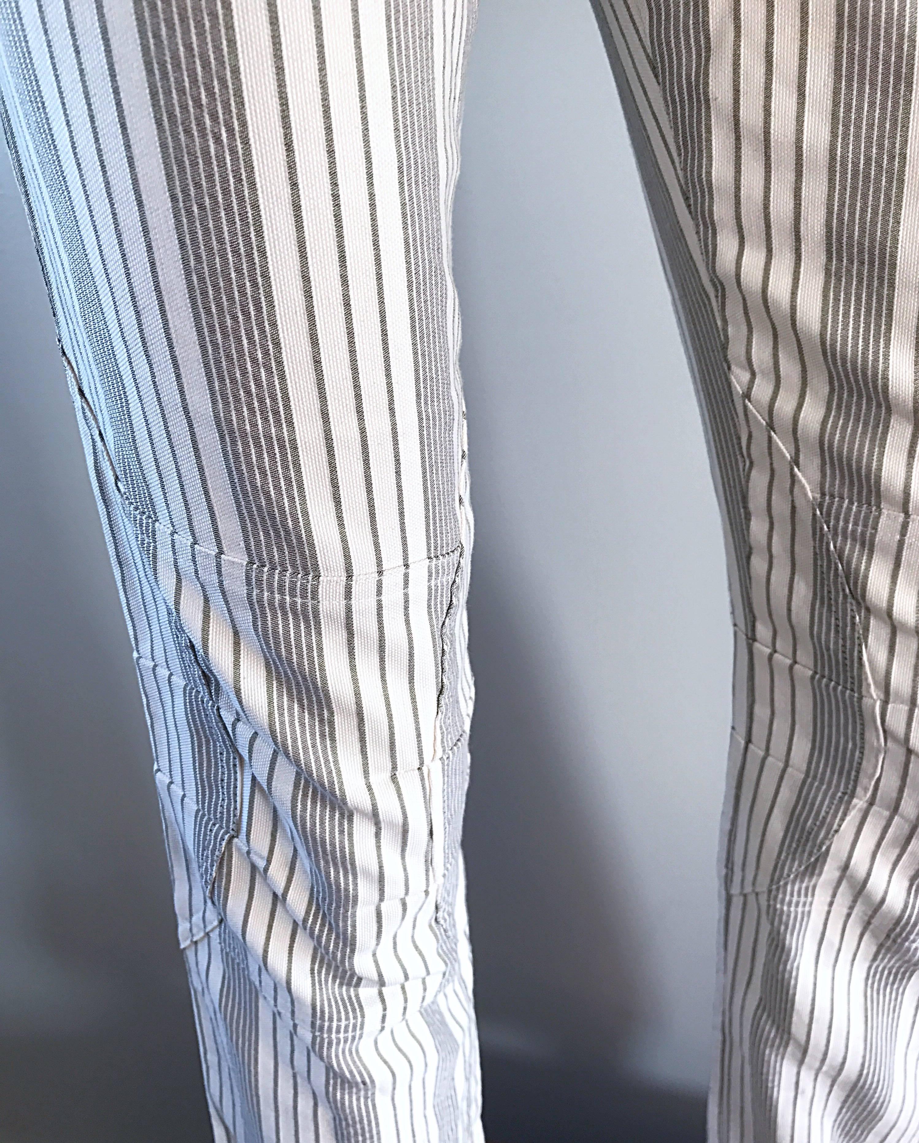 Christian Dior John Galliano Y2K Graue und weiße Nadelstreifen-Hose mit ausgestelltem Bein im Zustand „Hervorragend“ im Angebot in San Diego, CA