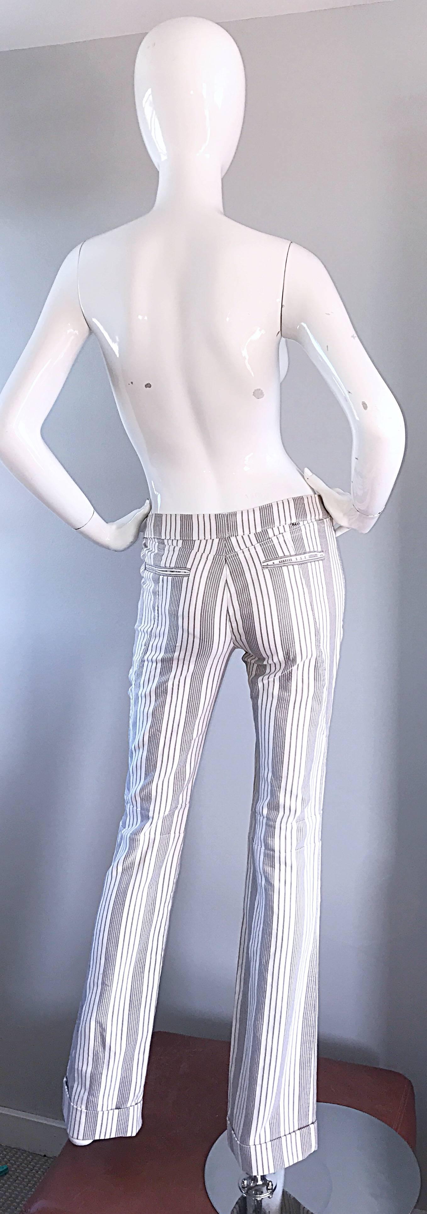 Christian Dior John Galliano Y2K Graue und weiße Nadelstreifen-Hose mit ausgestelltem Bein Damen im Angebot