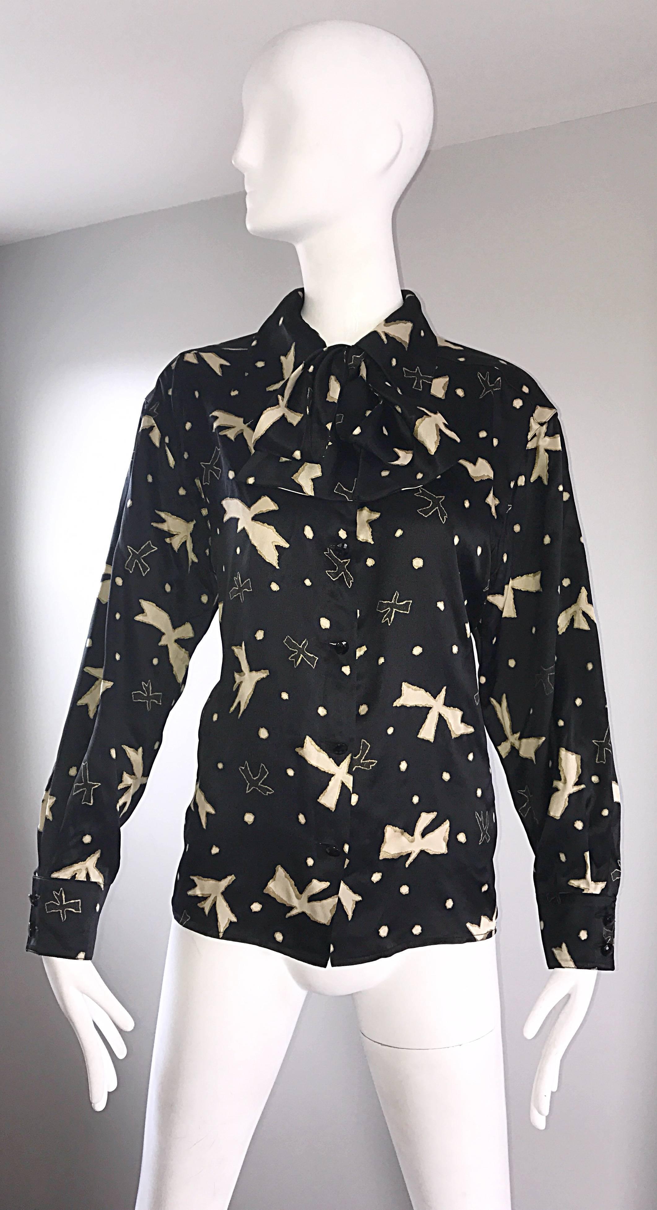 Schicke Vintage 90er EMANUEL UNGARO schwarz und elfenbein / weiß handbemalt  neuartiges Vogeldruck-Kätzchen-Schleifen-Top! Mit großen weißen Vögeln, die mit Goldmetallic umrandet sind, und kleinen schwarzen Vögeln, die ebenfalls mit Goldmetallic