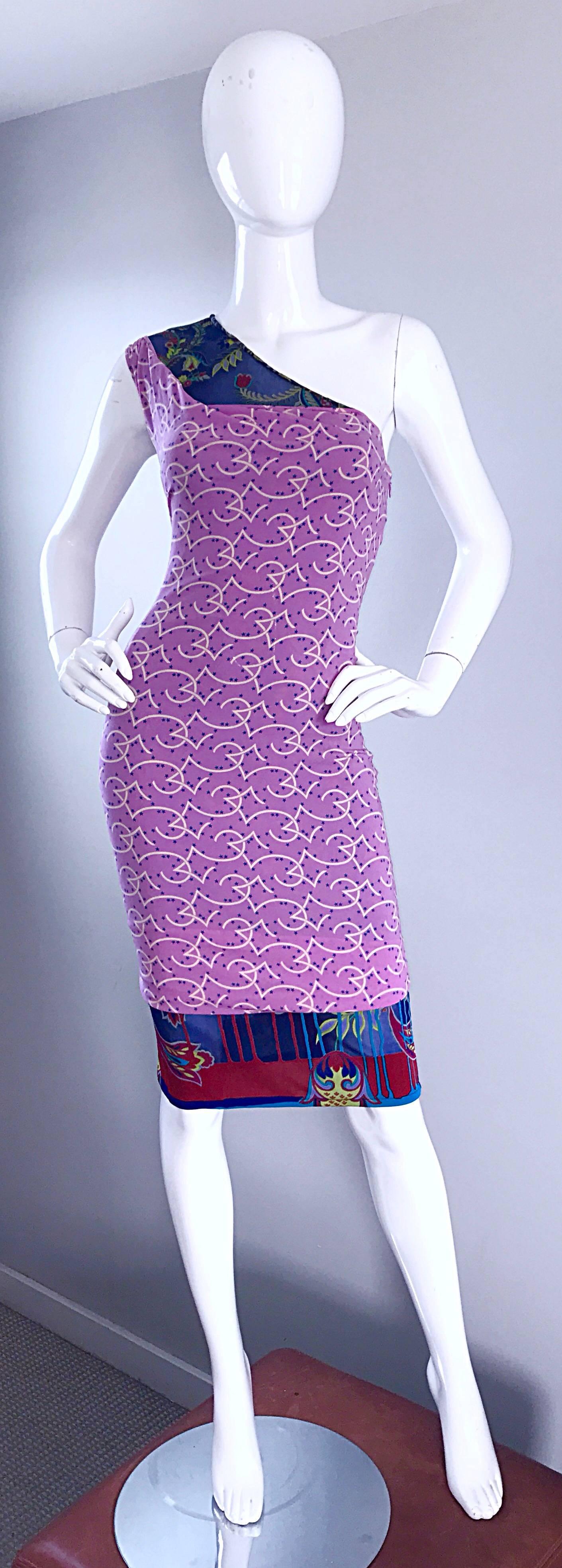 Unglaubliche und seltene Vintage Frühling 1998 GIANNI VERSACE COUTURE Laufsteg eine Schulter Seidenjersey Kleid! Aus der ersten Sammlung nach Giannis tragischem Tod. Die Kollektion wurde teilweise von ihm und seiner Schwester entworfen.  Donatella