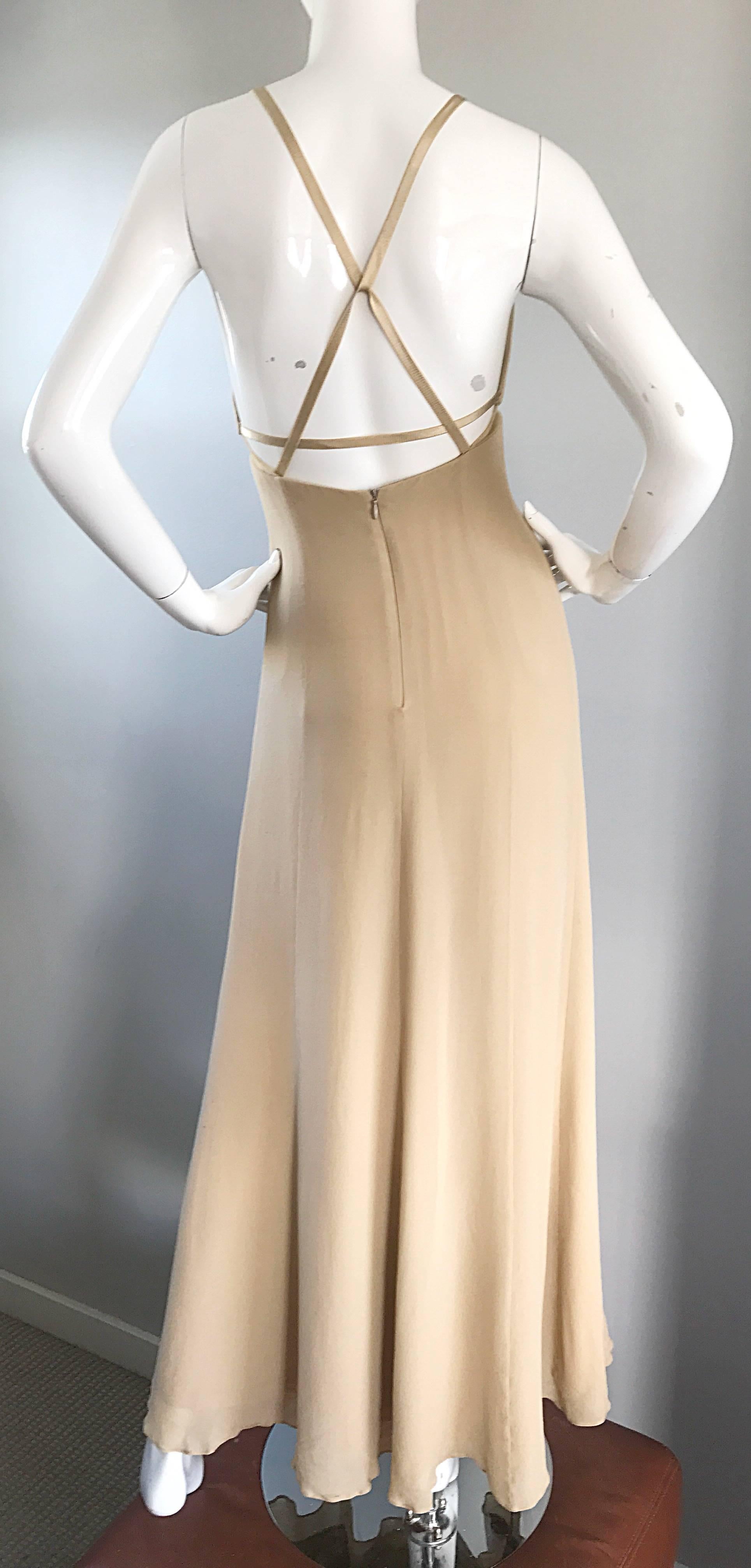 1990er Giorgio Armani Collezioni Gr. 4 6 Nudefarbenes Abendkleid aus Seidenchiffon mit Ausschnitt (Beige) im Angebot