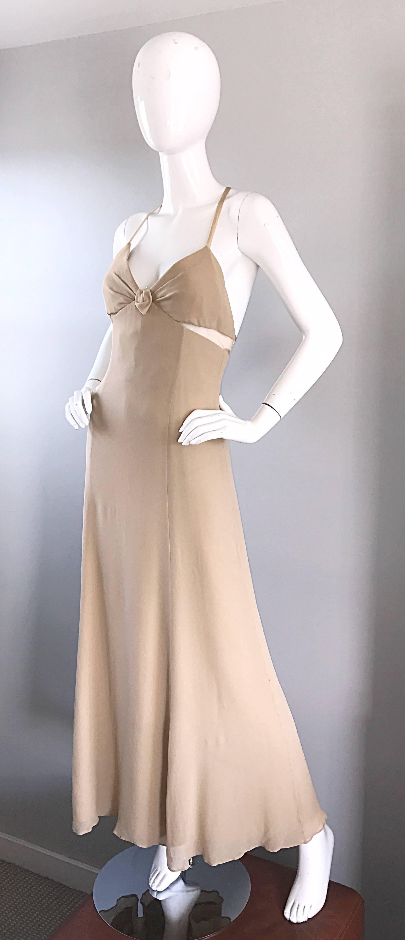 1990er Giorgio Armani Collezioni Gr. 4 6 Nudefarbenes Abendkleid aus Seidenchiffon mit Ausschnitt Damen im Angebot