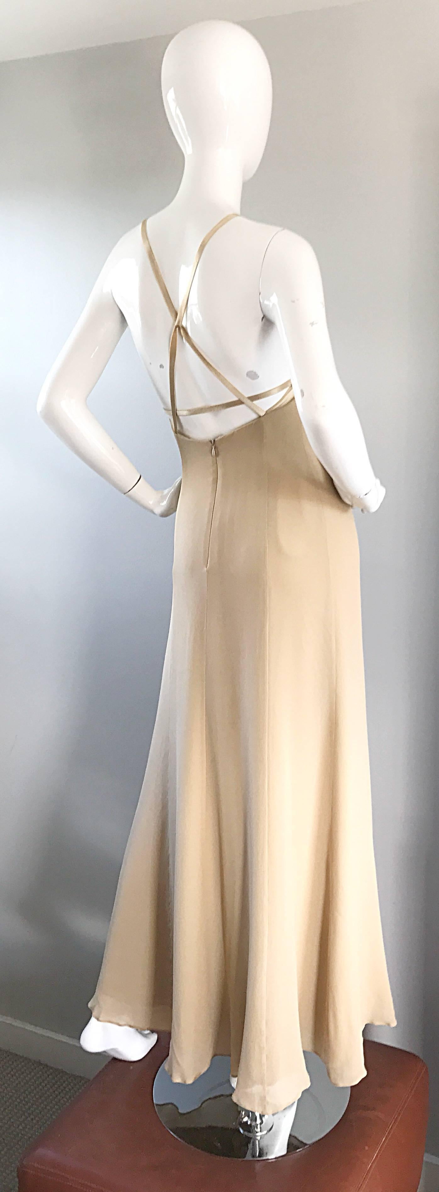 1990er Giorgio Armani Collezioni Gr. 4 6 Nudefarbenes Abendkleid aus Seidenchiffon mit Ausschnitt im Angebot 3