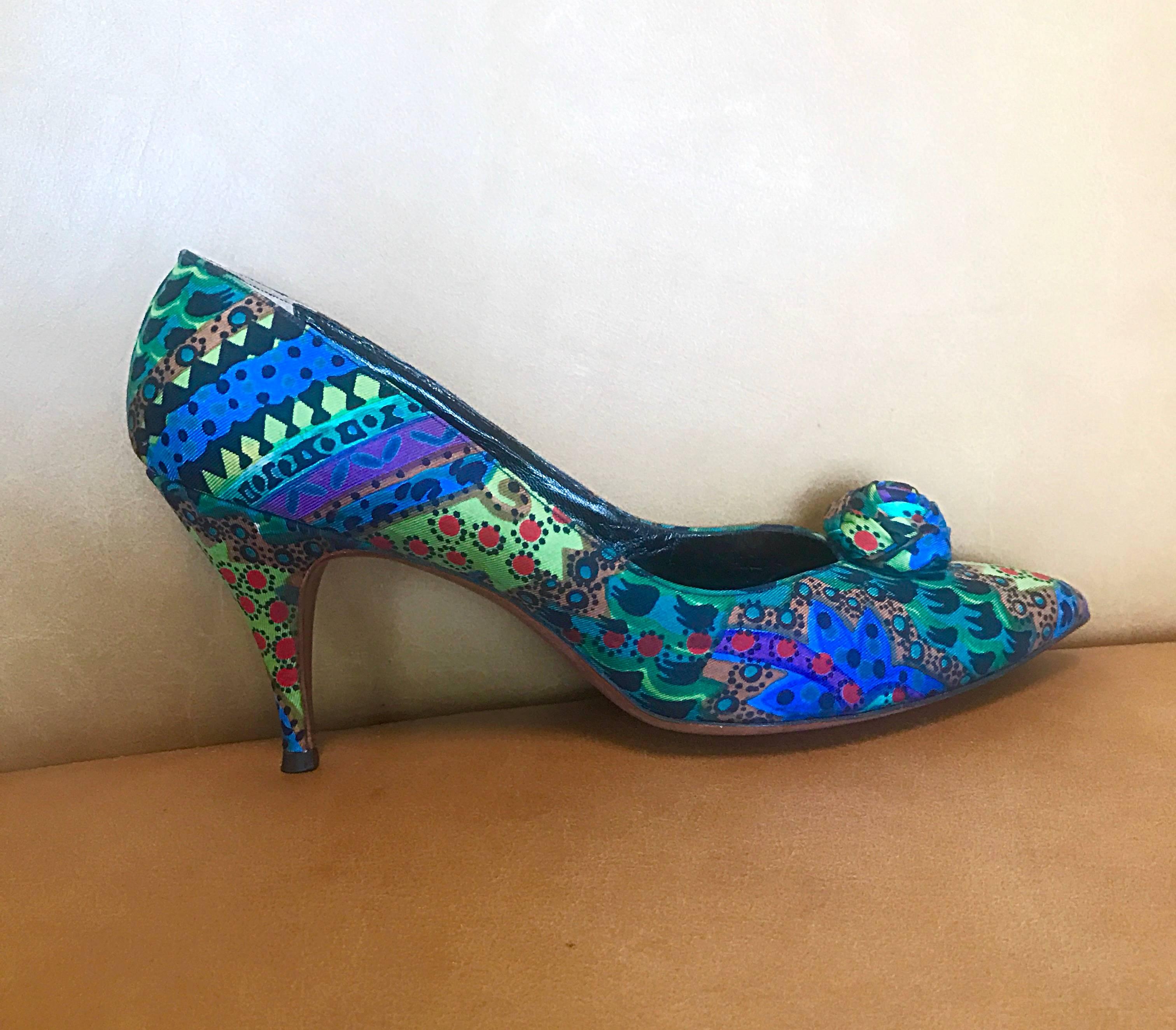 Rare HERBERT LEVINE 1950s Never Worn Size 6.5 / 7 Colorful Silk High Heels Shoes In Excellent Condition In San Diego, CA