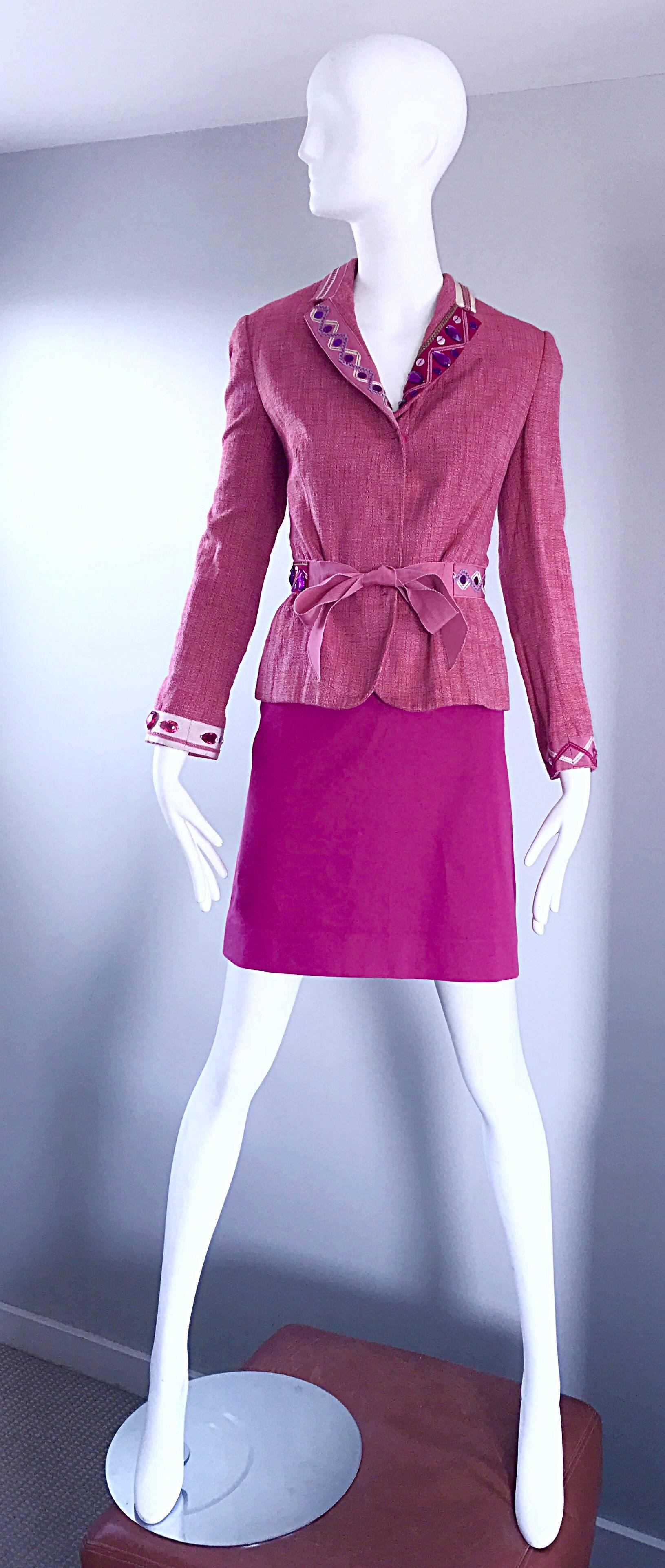 Vintage Moschino Cheap & Chic 1990er Größe 12 Rosa perlenbesetzte Blazerjacke mit Gürtel mit Gürtel (Pink) im Angebot