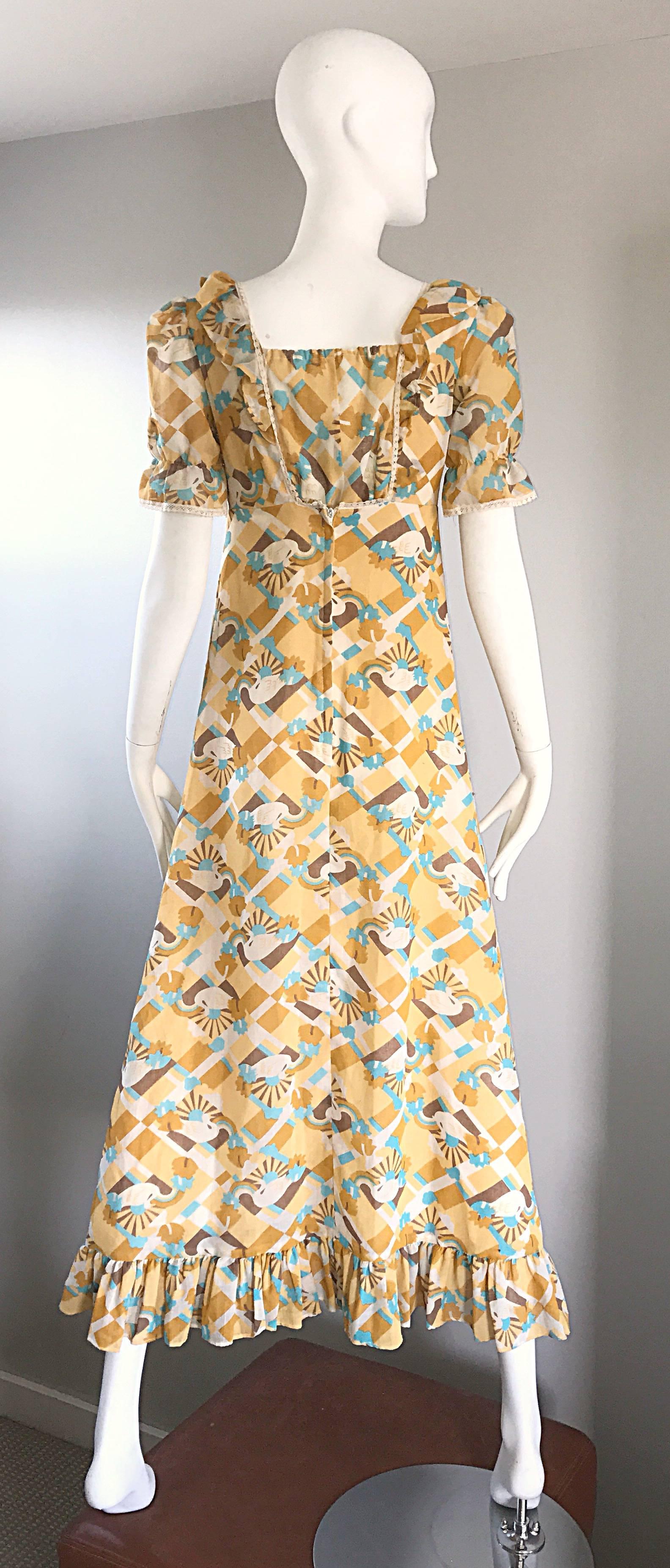 Robe longue bohème vintage en coton imprimé cygne bleu et jaune (années 1970) Excellent état - En vente à San Diego, CA