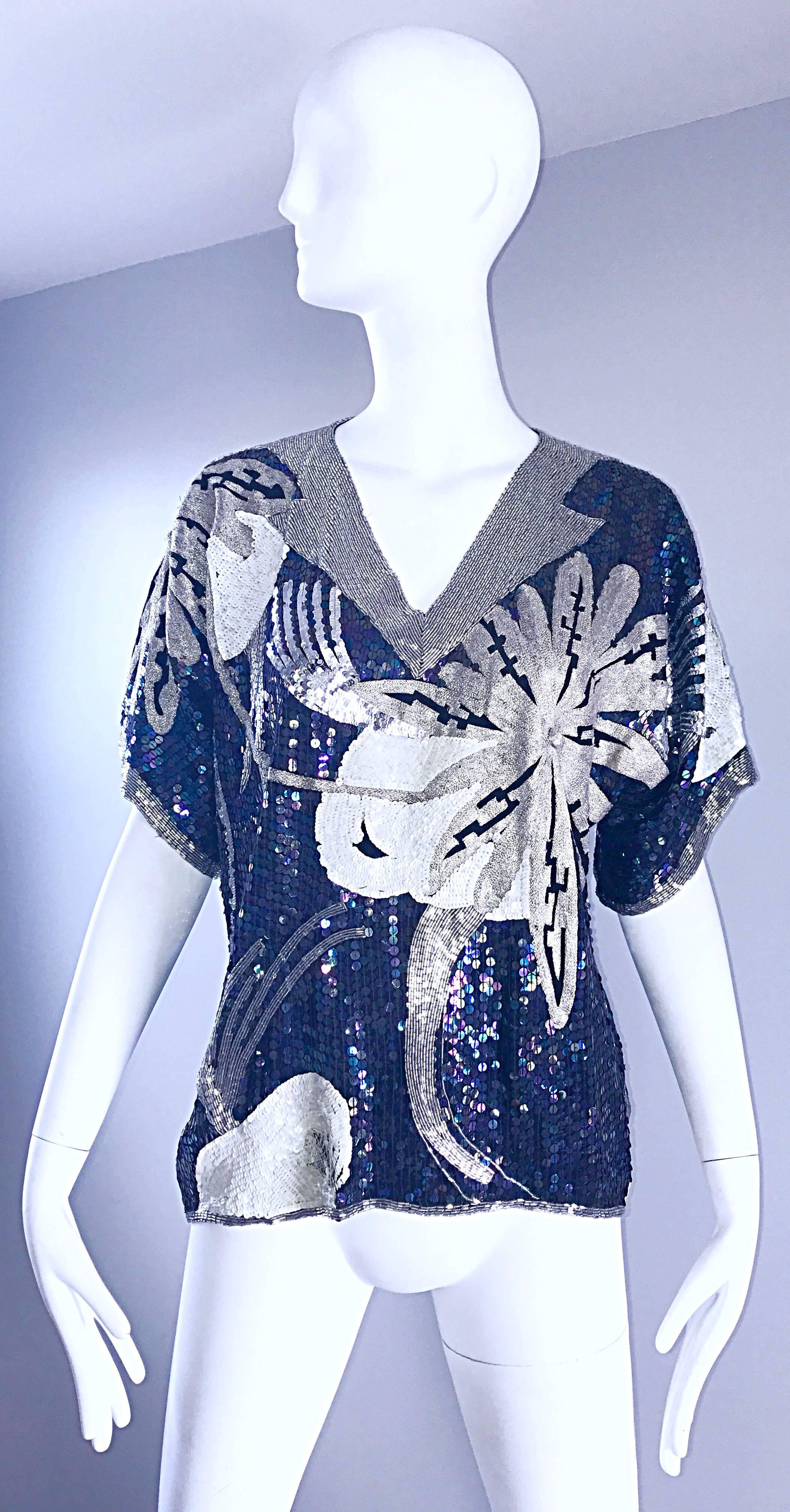 Etonnant et rare vintage JEANETTE KASTENBERG pour ST. MARTIN 1980 / 80s blouse en soie pailletée et perlée en trompe l'Oeil ! Des milliers de paillettes irisées et blanches cousues à la main, ainsi que des perles argentées, forment un motif d'oiseau
