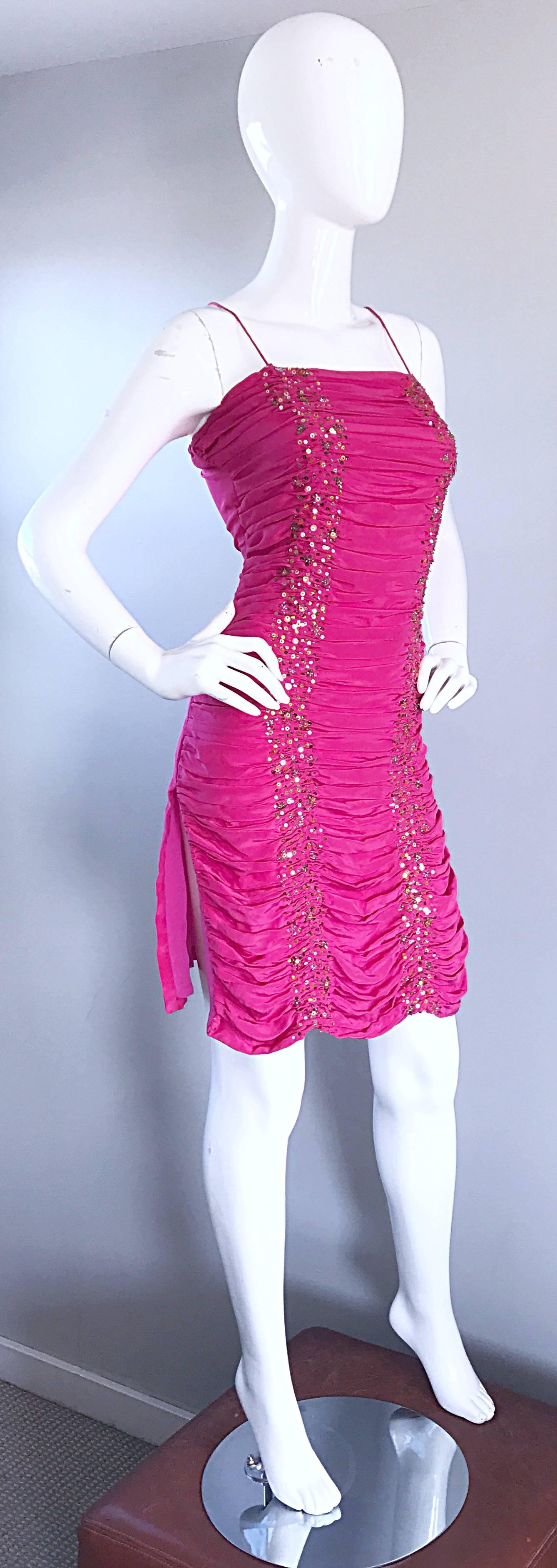 Payal Singhal première collection rose vif fuchsia pailletée et froncée, vers 1999 Excellent état - En vente à San Diego, CA