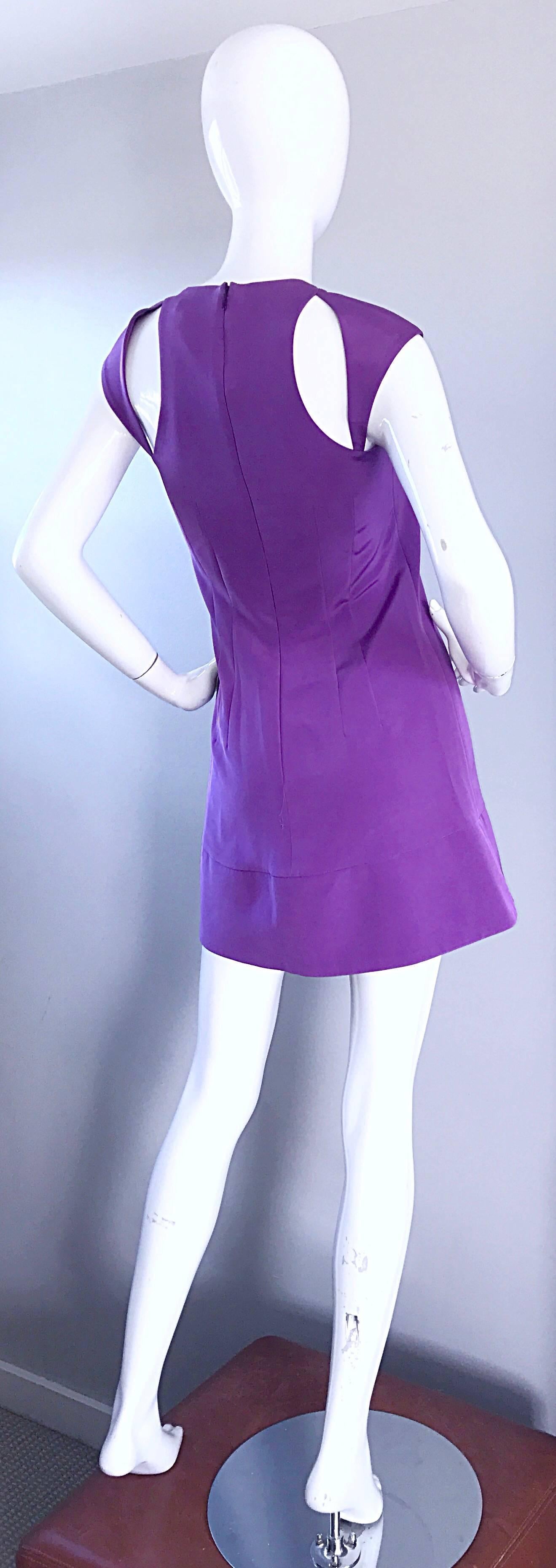 Neu Jay Godfrey Lavendelfarbenes Bodycon-Minikleid aus Seide mit kalten Schultern und Ausschnitt, neu (Violett) im Angebot