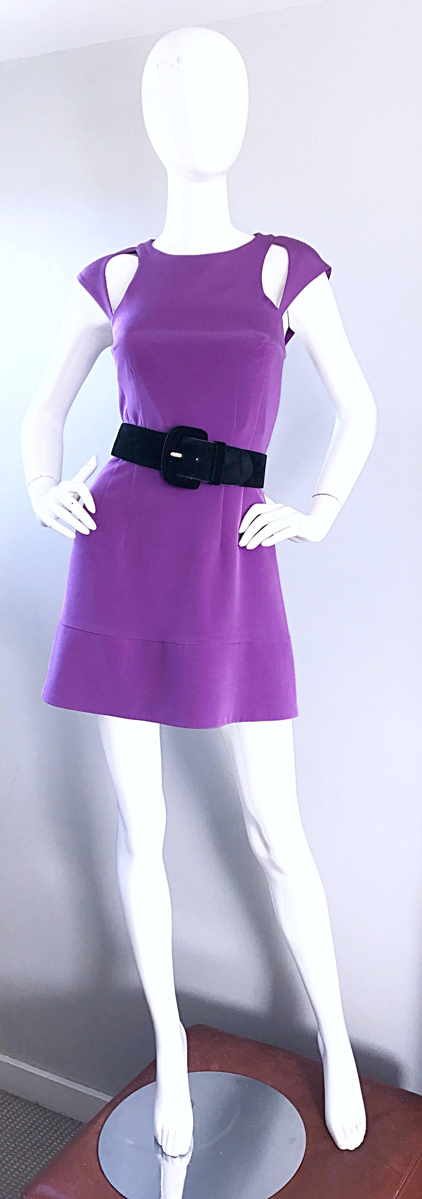 Neu Jay Godfrey Lavendelfarbenes Bodycon-Minikleid aus Seide mit kalten Schultern und Ausschnitt, neu Damen im Angebot