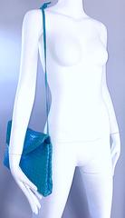 1970s BonWIT TELLER Borsa a tracolla in pelle blu turchese intrecciata anni '70 Made in Italy