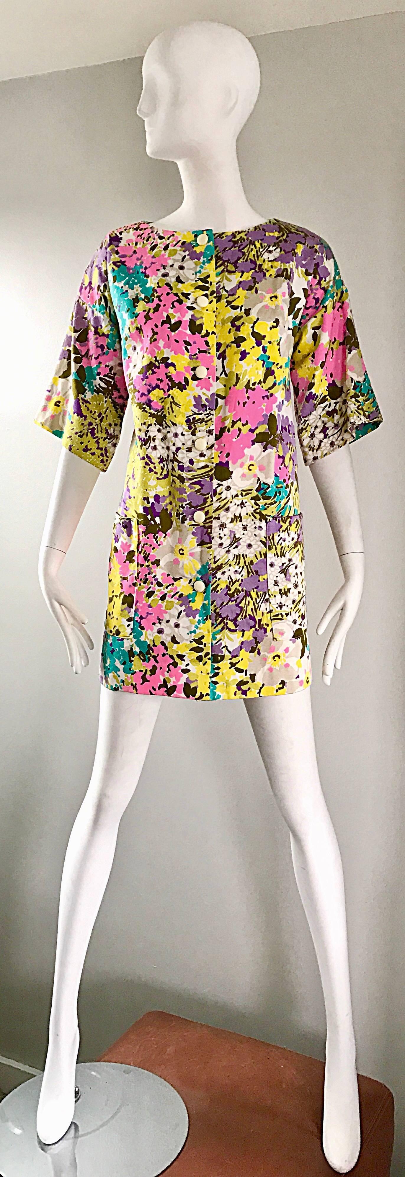Chic robe mini A - Line ou veste swing de TORI RICHARD pour I MAGNIN datant du milieu des années 60 ! Whiting présente des couleurs pastel vibrantes en rose, violet, bleu sarcelle, jaune et blanc. Poche de chaque côté de la taille. Boutons-pression