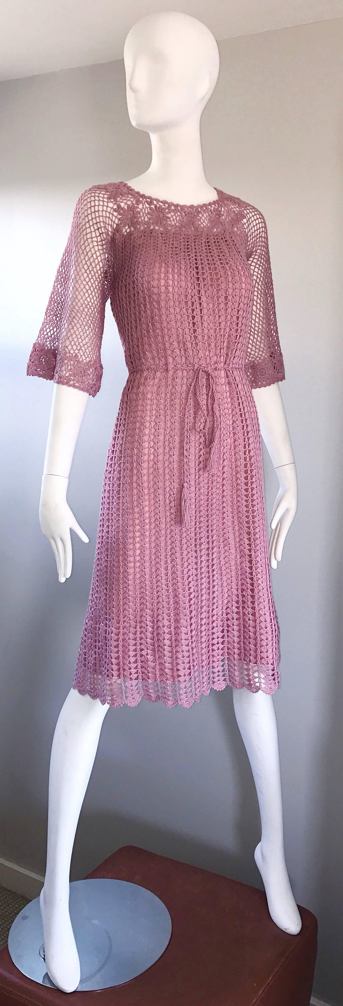 Gris Magnifique robe vintage crochetée à la main des années 1970, rose, à manches cloche, chic et bohème  en vente