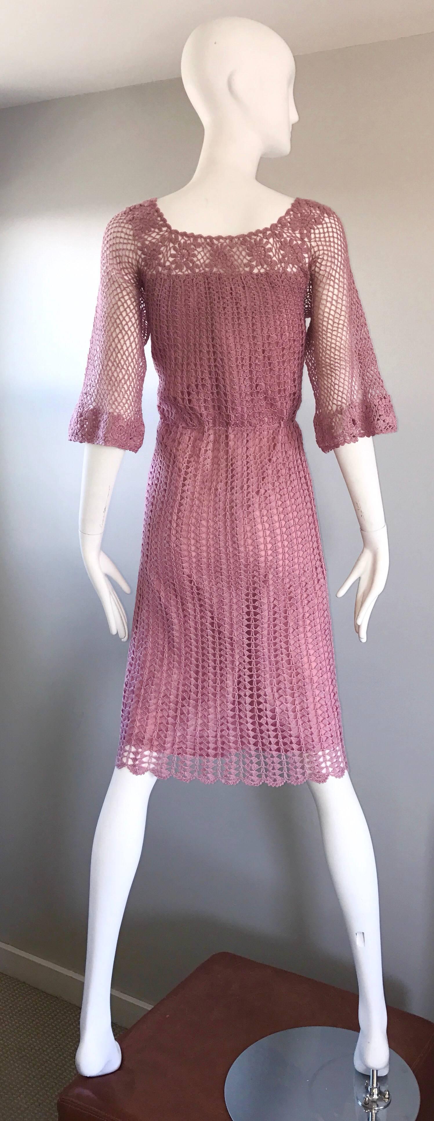 Magnifique robe vintage crochetée à la main des années 1970, rose, à manches cloche, chic et bohème  Pour femmes en vente