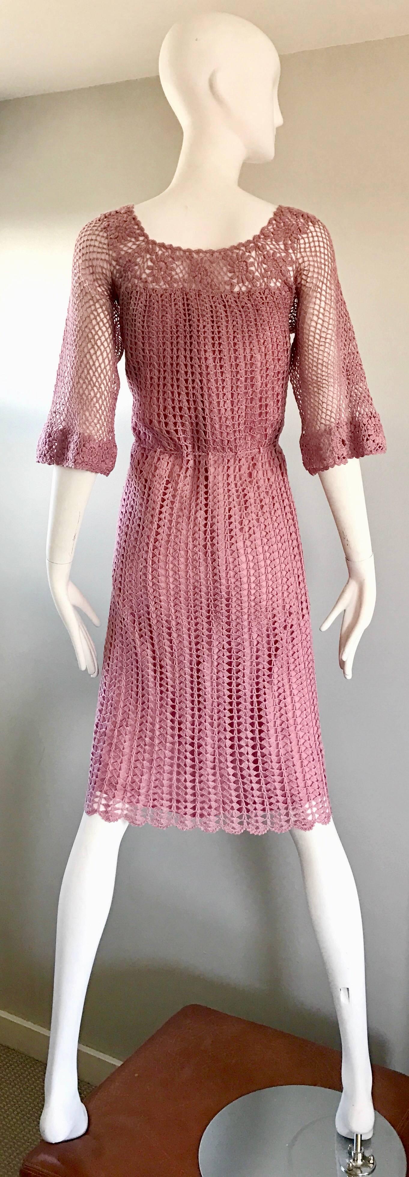 Magnifique robe vintage crochetée à la main des années 1970, rose, à manches cloche, chic et bohème  en vente 3