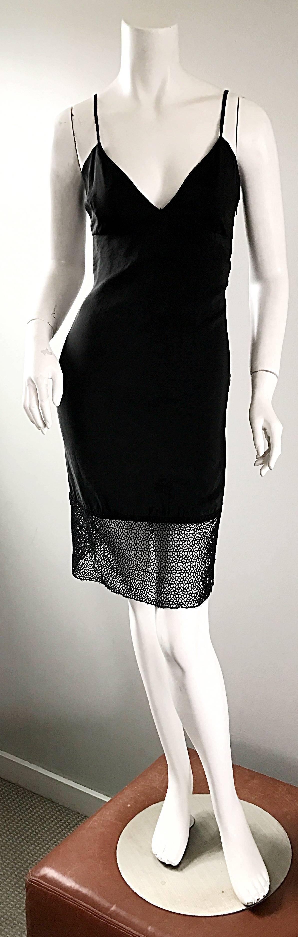 Das perfekte schwarze Slip-Kleid von JOHN RICHMOND aus den frühen 90ern! Einfach, aber sehr schmeichelhaft! Mieder mit V-Ausschnitt und Spaghetti-Trägern. Einzigartiger Netzsaum zeigt genau die richtige Menge an Haut. Verdeckter Reißverschluss an