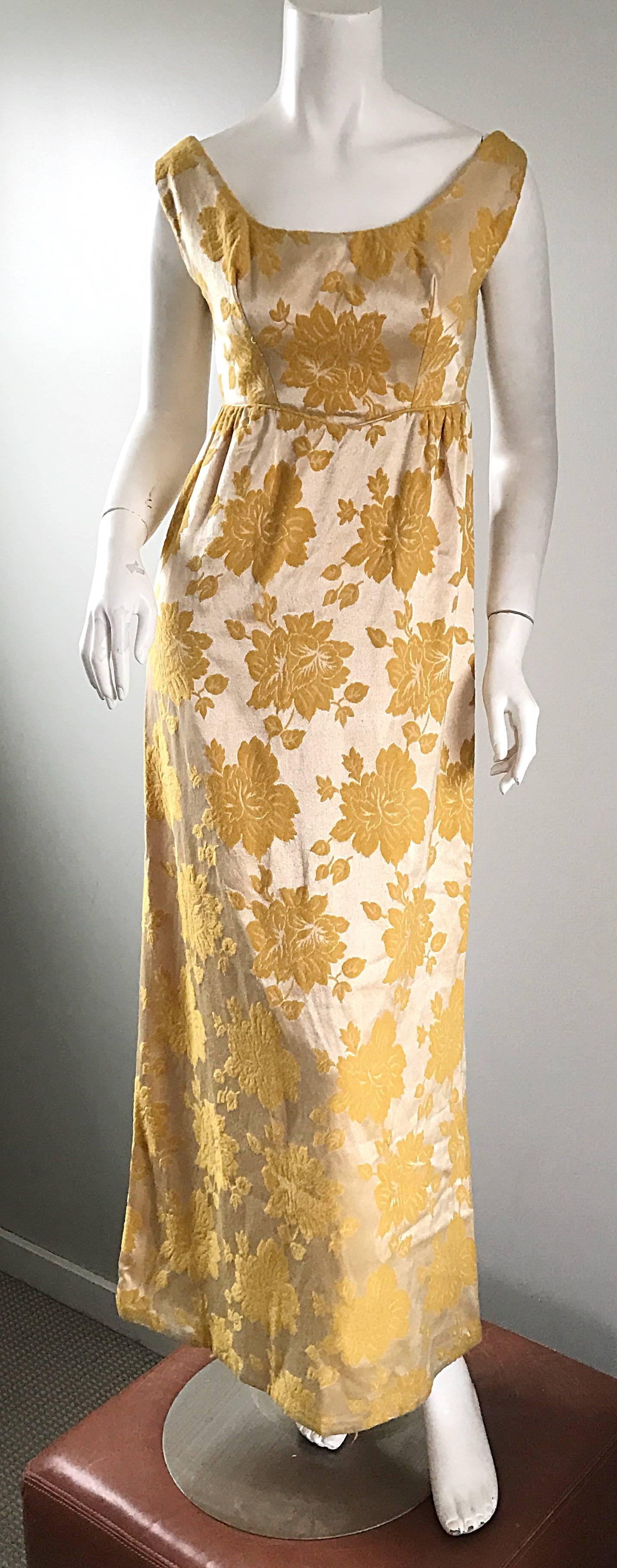 Wunderschönes Kleid aus goldfarbener und marmorgelber Blumenseide aus den 1960er Jahren! Wunderschönes, figurbetontes Mieder, das leicht über der Schulter sitzt, mit einem Säulenrock. Floraler Druck, mit leicht glänzendem Hintergrund. Regal, und