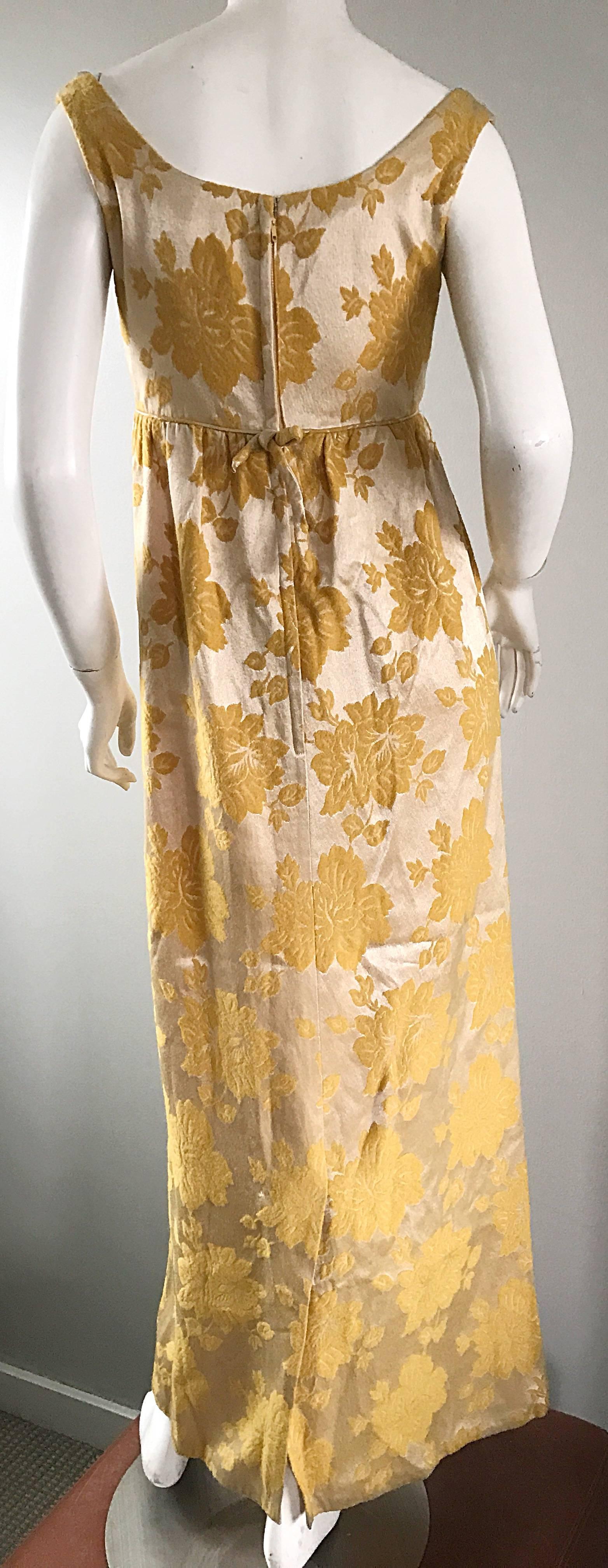 Schönes 1960er 60er Jahre Marigold Gelbgold Metallic Floral Abendkleid Maxikleid (Braun) im Angebot